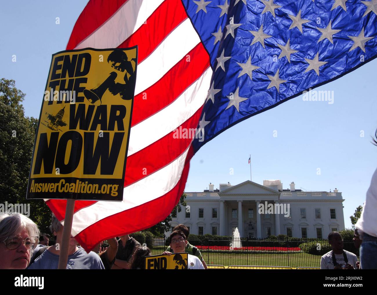 Bildnummer: 52103642 Datum: 15.09.2007 Copyright: imago/Xinhua Demonstranten fordern - End the War Now - mit der amerikanischen Nationalfahne auf der Anti-Kriegs-Demonstration vor dem Weißen Haus in Washington DC - PUBLICATIONxNOTxINxCHN, Objekte , Personen; 2007, Washington D.C., demo, Kriegsgegner, protesta, protesta, Irakkrieg, Friedensdemo, Friedensdemo, Teilnehmer, Teilnehmerin, Demonstrant, Fahne, Plakat, Plakate; , quer, Kbdig, Gruppenbild, Vereinigte Staaten von Amerika, , o0 Politik Foto Stock