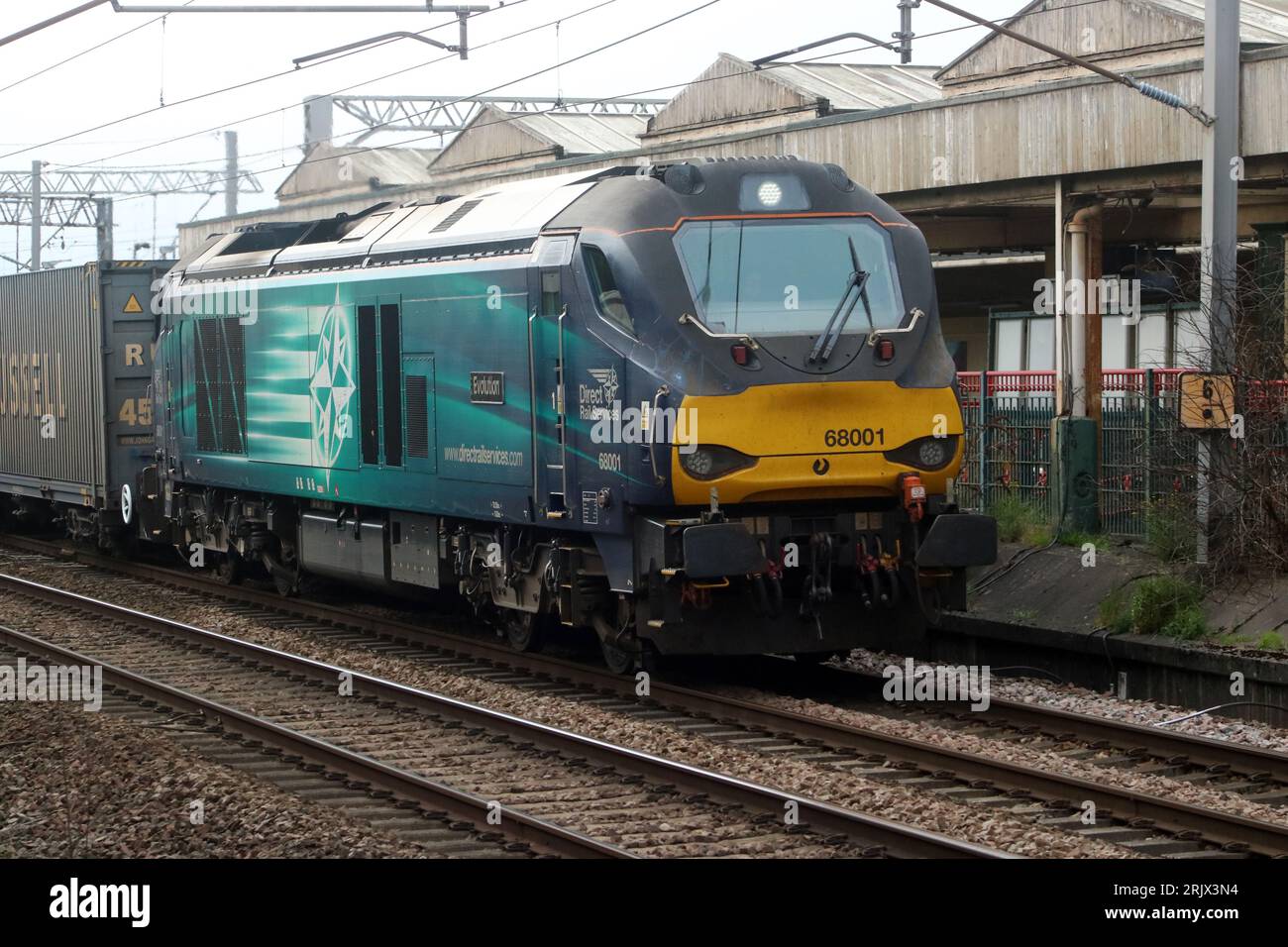 Direct Rail Services classe 68, 68001 evoluzione, passando Carnforth sulla West Coast Main Line, 23 agosto 2023 con treno container. Foto Stock