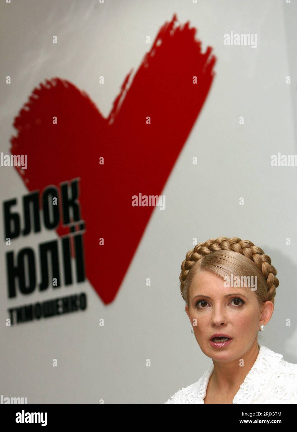 Bildnummer: 52137747 Datum: 03.10.2007 Copyright: imago/Xinhua Yulia Timoschenko (UKR/Block Yulia Timoschenko) anlässlich einer Pressekonferenz in Kiew PUBLICATIONxNOTxINxCHN, Personen; 2007, Kiew, Pressetermin, Politik, Politiker, Politikerin, Julia, Timoshenko, Tymoshenko, Tymoschenko, Julija, Yulija; , hoch, Kbdig, Porträt, Ucraina, Randbild, persone Foto Stock