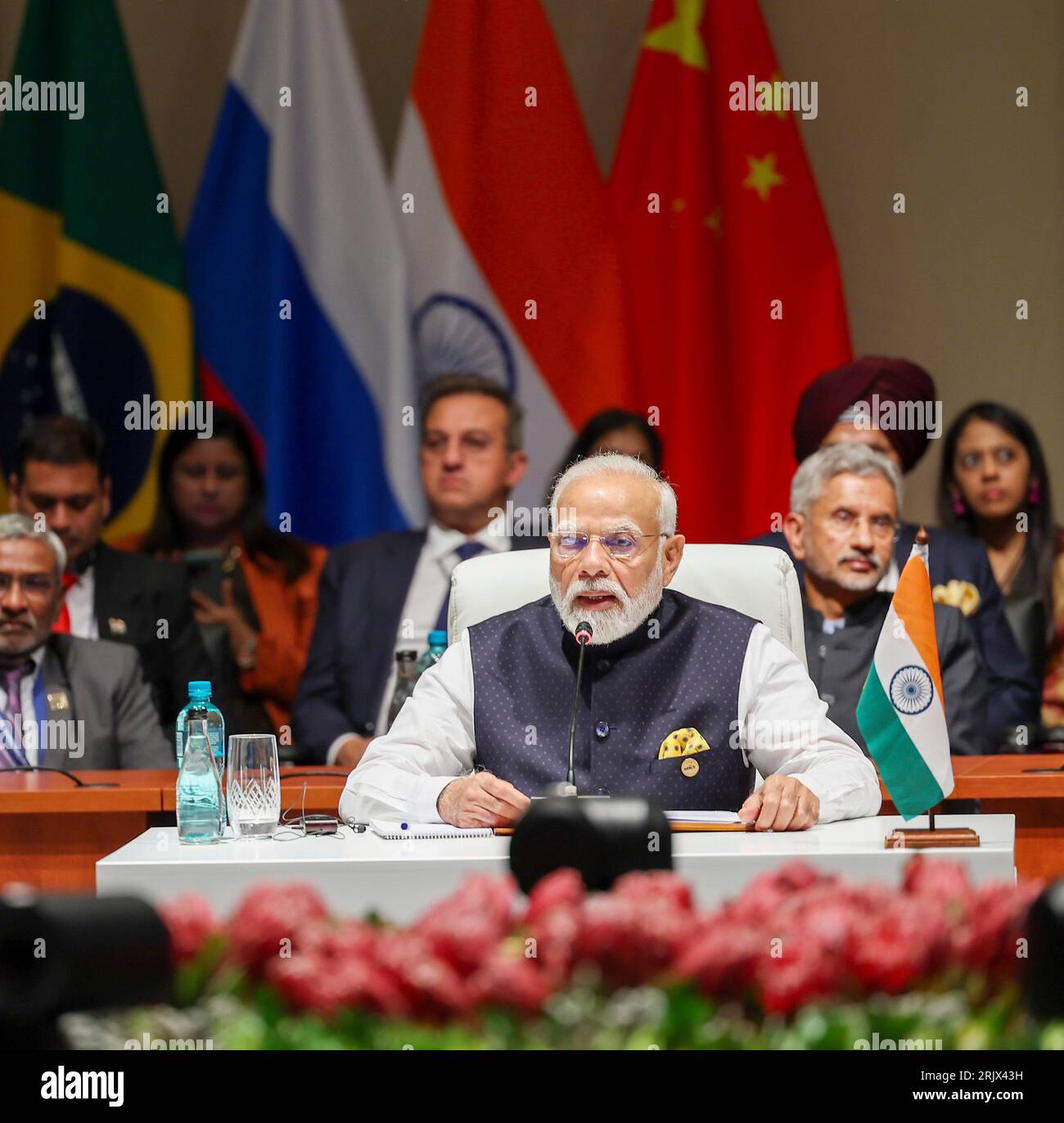 Johannesburg, Sudafrica. 23 agosto 2023. Il primo ministro indiano Narendra modi si rivolge alla sessione plenaria aperta al 15° vertice BRICS, il 23 agosto 2023, a Johannesburg, in Sudafrica. Credito: Naveen Jora/PMO/Ufficio informazioni stampa/Alamy Live News Foto Stock