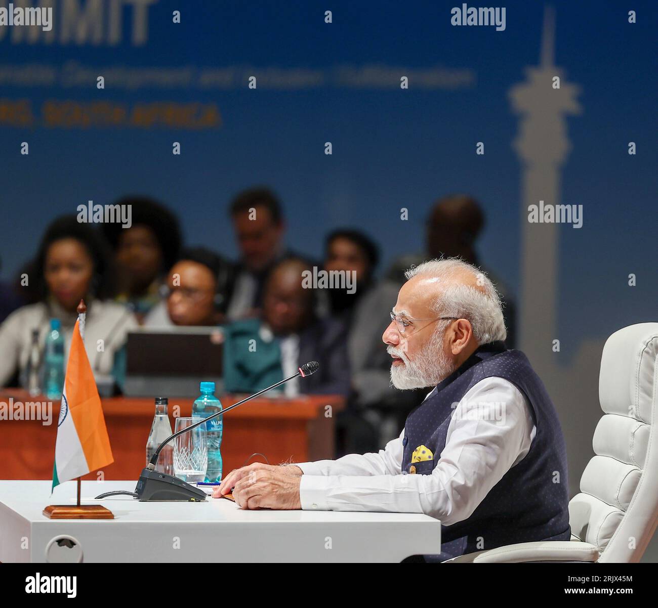 Johannesburg, Sudafrica. 23 agosto 2023. Il primo ministro indiano Narendra modi si rivolge alla sessione plenaria aperta al 15° vertice BRICS, il 23 agosto 2023, a Johannesburg, in Sudafrica. Credito: Naveen Jora/PMO/Ufficio informazioni stampa/Alamy Live News Foto Stock