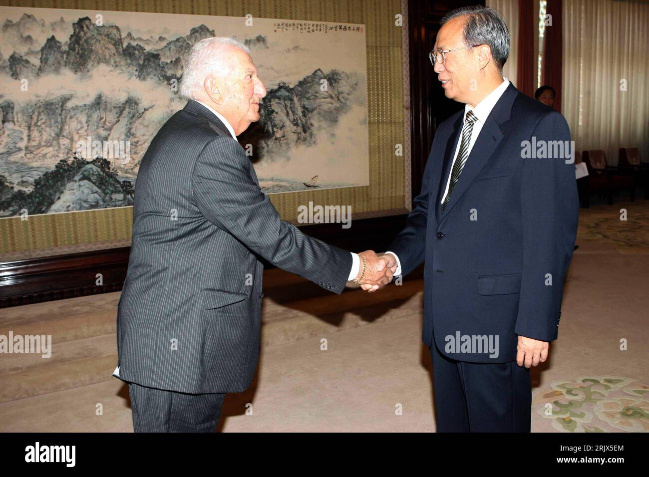 Bildnummer: 52152404 Datum: 19.09.2007 Copyright: imago/Xinhua Vizepremierminister Zeng Peiyan (Re., CHN) und Sam Zamrik (USA/President of the American Society of Mechanical Engineers ASME) a Pechino PUBLICATIONxNOTxINxCHN, Personen , Optimistisch , Freude; 2007, Pechino, Politiker, Politik, shakehands, shake hands , Pressetermin; , quer, Kbdig, Gruppenbild, vicino, China, Randbild, gente Foto Stock