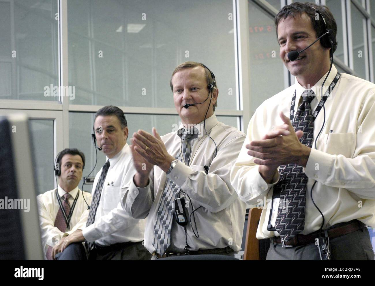 Bildnummer: 52181575 Datum: 23.10.2007 Copyright: imago/Xinhua Michael Leinbach (2.v.re., USA/Space Shuttle Program Manager) erfreut nach dem Start im Spaceshuttle Discovery vom Kennedy Space Center a Cape Canaveral - PUBLICATIONxNOTxINxCHN, Personen , Optimistisch; 2007, Cape Canaveral, Florida, Raumschiff, NASA, Space Shuttle, Spaceshuttle, Raumfahrt, Weltraumforschung, STS 120, STS120, Direttore, krux; , quer, Kbdig, Gruppenbild, vicino, Vereinigte Staaten von Amerika, Aktion, gente Foto Stock