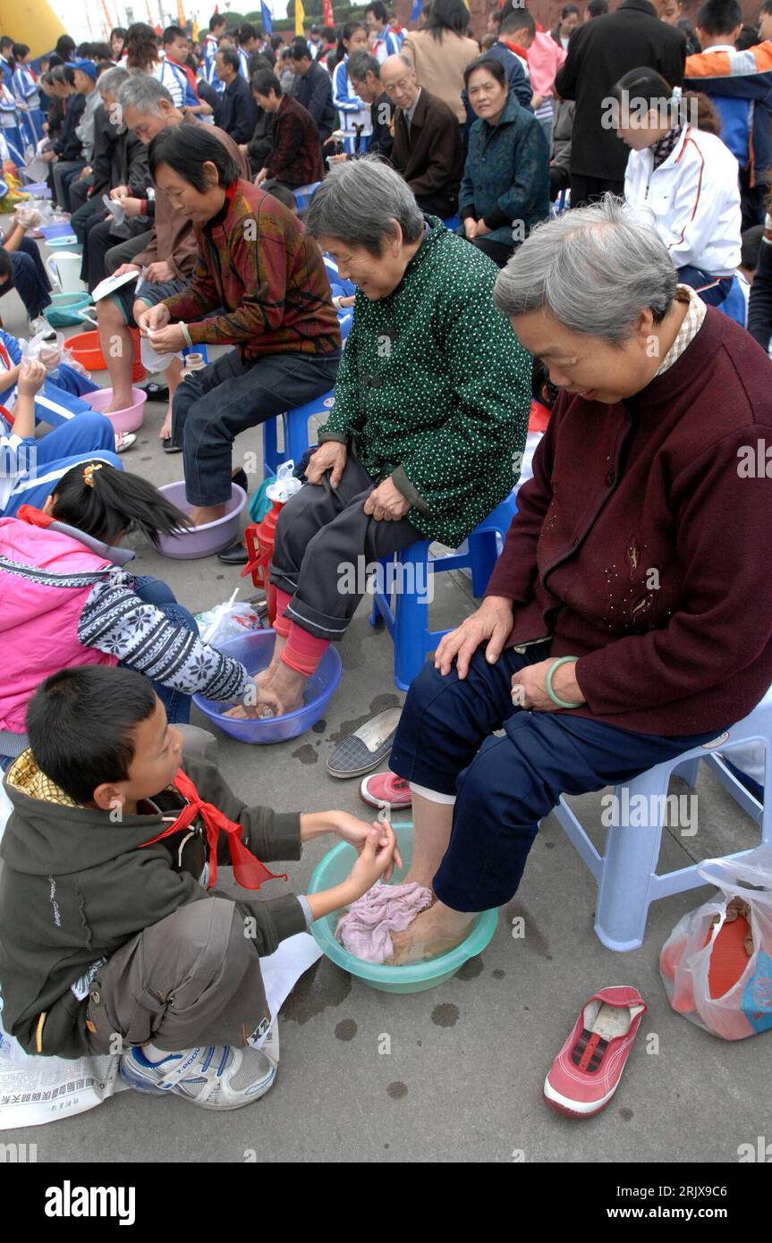 Bildnummer: 52193257 Datum: 18.10.2007 Copyright: imago/Xinhua Freiwillige bieten den Einheimischen Senioren kostenlose Massagen und Fußbäder anlässlich des - doppio nono Festival - a Xiangfan - PUBLICATIONxNOTxINxCHN , Personen; 2007, Xiangfan, Massage, Massagen, Generation, Generationen, jung, alt, alte, Fußbad, Pflege, Verständigung, tipo, Junge, Jungen, Jungs, Mädchen,; , hoch, Kbdig, Gruppenbild, Cina, Gesellschaft Foto Stock