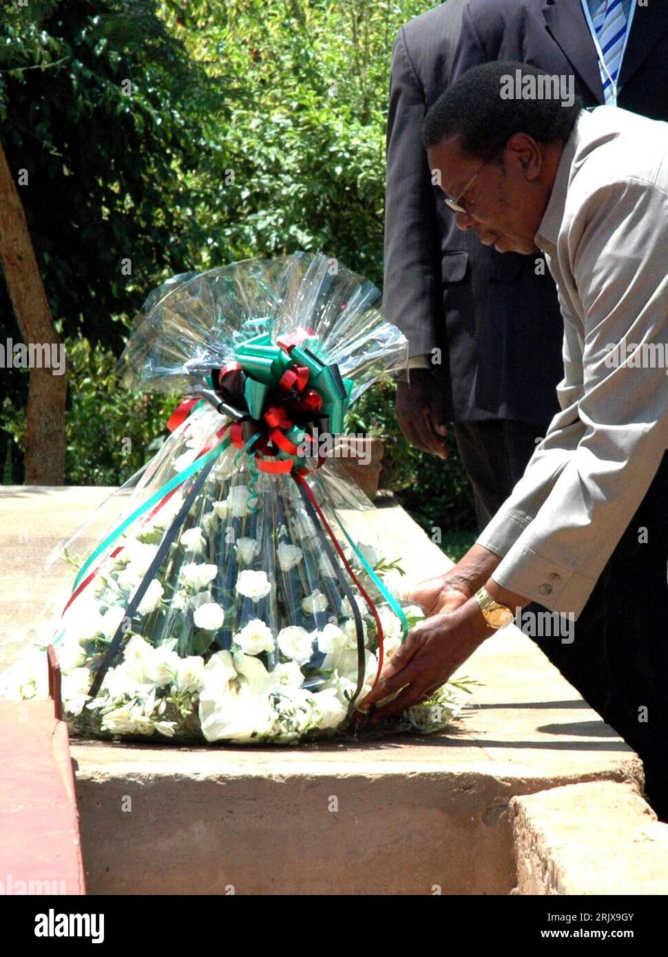 Bildnummer: 52197033 Datum: 29.10.2007 Copyright: imago/Xinhua Präsident Bingu wa Mutharika (2.v.re., MAW) anlässlich einer Kranzniederlegung zu Ehren der Opfer des Völkermordes 1994 in Ruanda am Genozid-Gedenkzentrum in Kigali - PUBLICATIONxNOTxCHN , Personen , Trauer; 2007, Malawi, genocide Memorial Centre, Politik, Politiker, Staatspräsident, Blume, niederlegen, Kranz, Blumenkranz, Ehrenmal; , hoch, Kbdig, Einzelbild, Ruanda, Randbild, persone Foto Stock