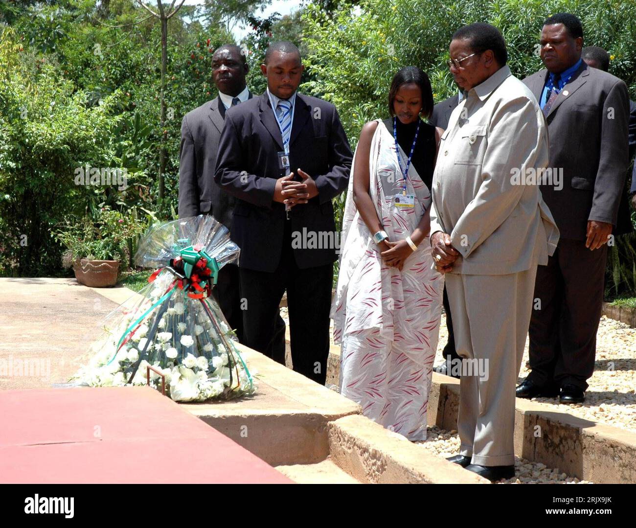 Bildnummer: 52196999 Datum: 29.10.2007 Copyright: imago/Xinhua Präsident Bingu wa Mutharika (2.v.re., MAW) anlässlich einer Kranzniederlegung zu Ehren der Opfer des Völkermordes 1994 in Ruanda am Genozid-Gedenkzentrum in Kigali - PUBLICATIONxNOTxCHN , Personen , Trauer; 2007, Malawi, genocide Memorial Centre, Politik, Politiker, Staatspräsident, premiumd, , quer, Kbdig, Gruppenbild, Ruanda, Randbild, gente Foto Stock