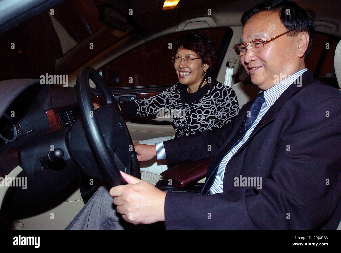 Bildnummer: 52217760 Datum: 05.11.2007 Copyright: imago/Xinhua Diplomat su Pingping (CHN) neben seiner Frau am Steuer eines PKWs der Brilliance Splendor in Kairo - PUBLICATIONxNOTxINxCHN , Personen , Optimistisch; 2007, Diplomaten, Automobilindustrie, Ehefrau, Ehemann, Mann, Ehepaar, Paar, Auto, Autos,; , quer, Kbdig, Gruppenbild, Close, industrie, Wirtschaft, Ägypten, Randbild, gente Foto Stock