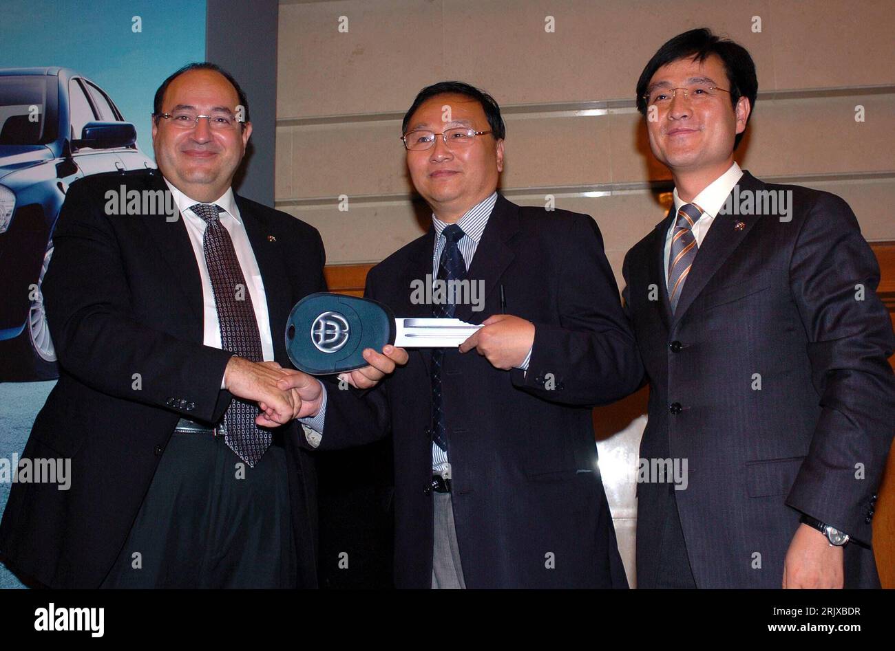 Bildnummer: 52217759 Datum: 05.11.2007 Copyright: imago/Xinhua Diplomat su Pingping (Mitte, CHN) neben Liu Zhigang (re., CHN/Präsident Shenyang Brilliance Jinbei Automobile Co. Ltd.) und Farid El-Tobgui (li., EGY/Vorstandsmitglied BMW Group) anlässlich eines Treffens in Kairo - PUBLICATIONTIONCHN, TUSN, PersonstixINCHN, 2007; Automobilindustrie, Unternehmensführung, Manager, Vorstand; , quer, Kbdig, Gruppenbild, industrie, Wirtschaft, Ägypten, Randbild, gente Foto Stock