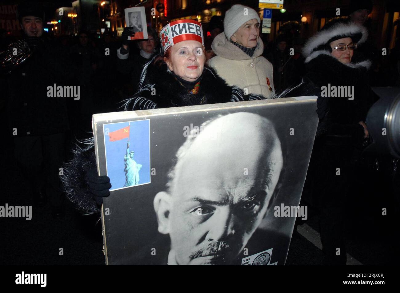 Bildnummer: 52232677 Datum: 07.11.2007 Copyright: imago/Xinhua Ukrainische Kommunisten mit Lenin-Porträt während einer Kundgebung anlässlich des 90jährigen Jubiläums der OktoberRevolution in Moskau PUBLICATIONxNOTxINxCHN, Objekte , Personen; 2007, Moskau, Teilnehmer, Politik, Gesellschaft, 90 Jahre, Kommunist, Kommunistin, Nacht, Demo, Demonstrant; , quer, Kbdig, totale, Russland, Foto Stock