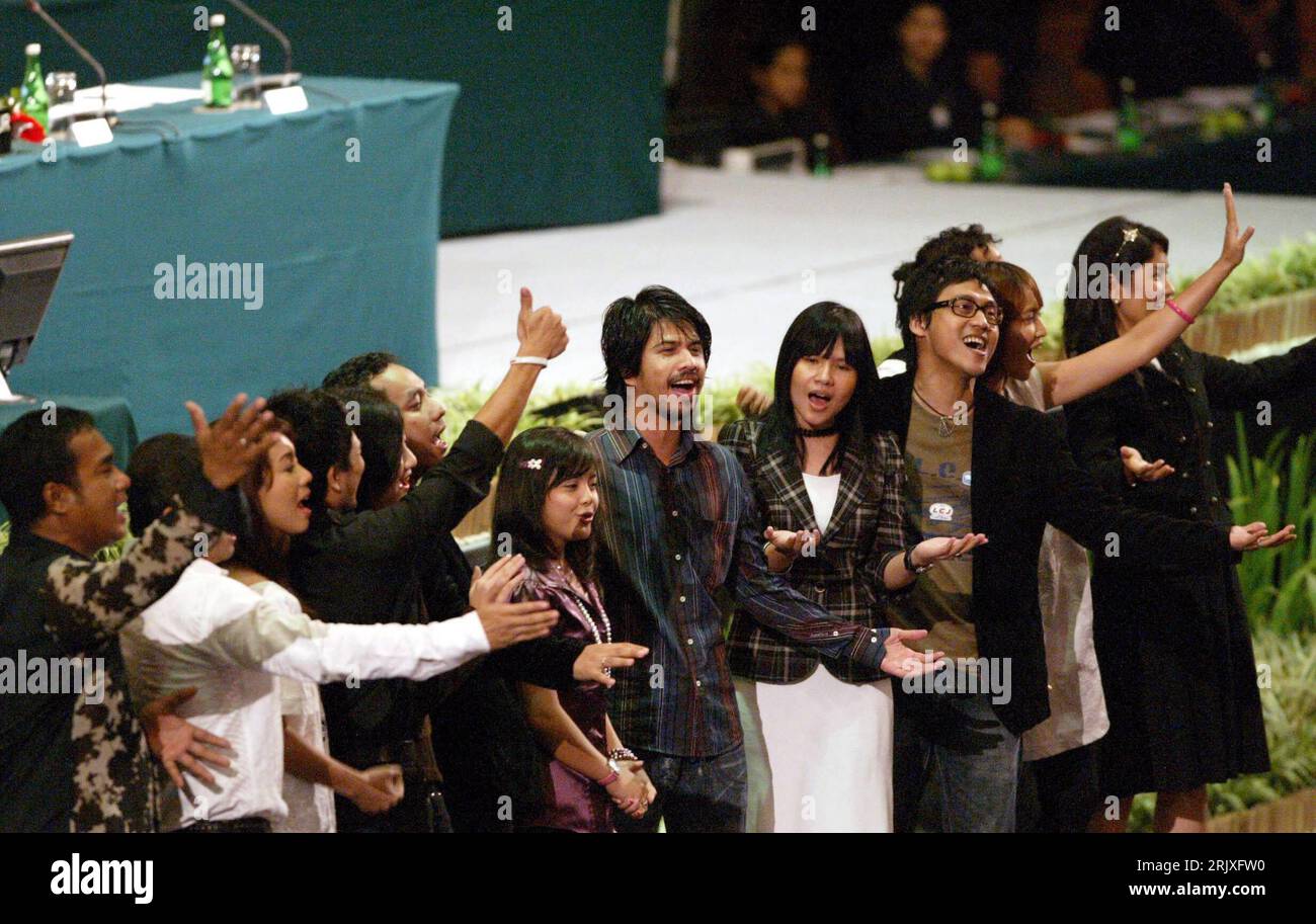 Bildnummer: 52270153 Datum: 03.12.2007 Copyright: imago/Xinhua Indonesischer Chor anlässlich der Eröffnungsveranstaltung der 13. Convenzione quadro delle Nazioni Unite sui cambiamenti climatici auf Bali PUBLICATIONxNOTxINxCHN, Personen , Optimistisch; 2007, Bali, Klimaschutz, Klimakonferenz, Klimawandel, Umweltschutz, un, UNO, Vereinte Nationen, Organizzazione delle Nazioni Unite, UNFCCC, Eröffnung, Sänger, Sängerin, Musiker, Musikerin, Chöre, Gestik, singen; , quer, Kbdig, Gruppenbild, , Musik, Kunst, Internationale Politik, Politik, Indonesien, Luft, Oekologie, o0 Weltklimagipfel, Klimagipfel, Weltklimak Foto Stock