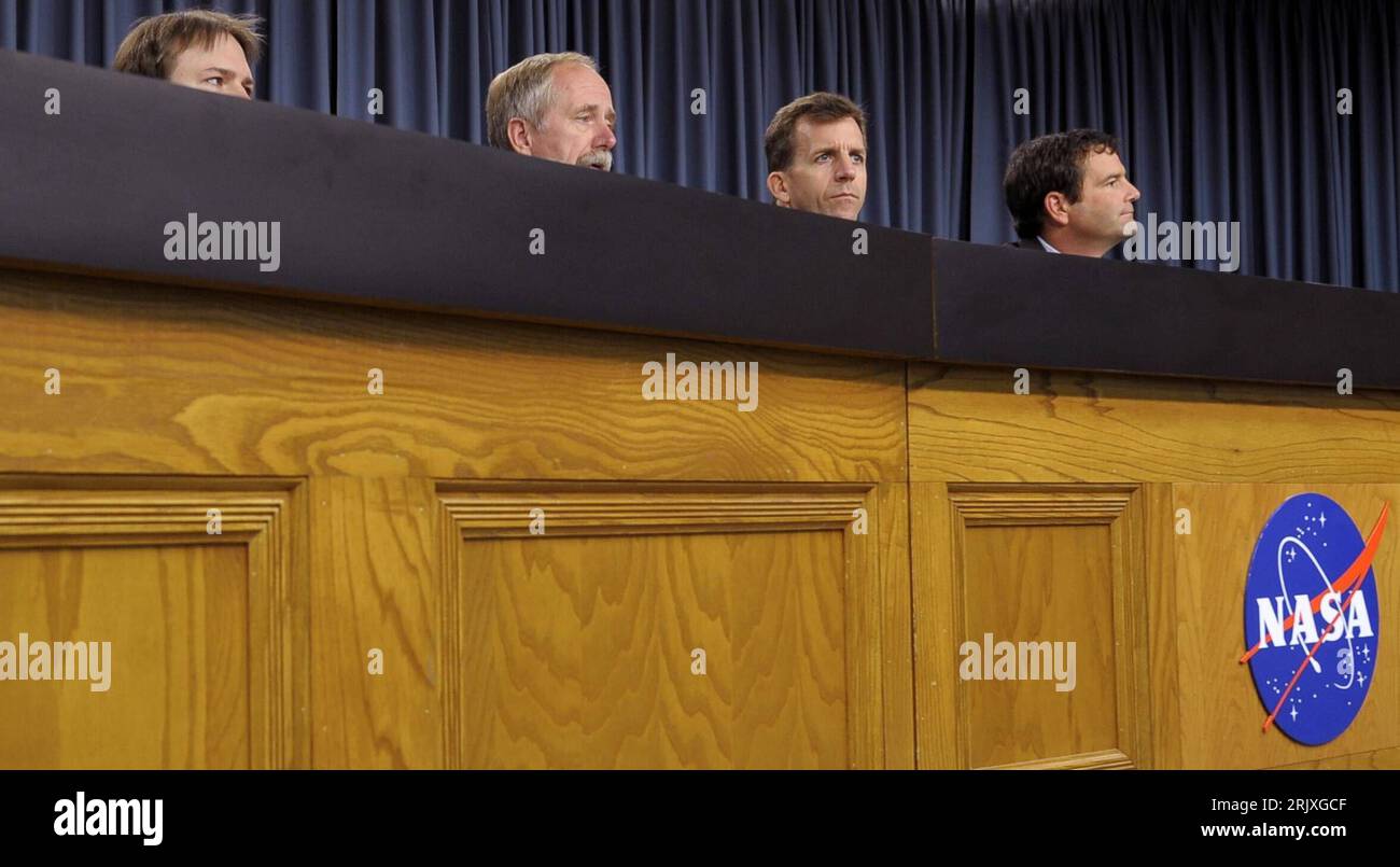 Bildnummer: 52282013 Datum: 09.12.2007 Copyright: imago/Xinhua V.r.n.l.: Doug Lyons (NASA Launch Director), LeRoy Cain (NASA Mission Manager) e William Gerstenmeier (NASA associate Administrator of Spaceflight) während einer Pressekonferenz im Kennedy Space Center auf Merritt Island - Florida - PUBLICATIONXNOTxINxCHN, Personen, Florida, premid; 2007 USA , NASA, Raumfahrt, Weltraumforschung, Cape Canaveral, missione STS 122, STS122, Pressekonferenz , Pressetermin; , quer, Kbdig, Gruppenbild, Randbild, gente, Nordamerika o0 Staat, Behörden, Logos, Logo Foto Stock