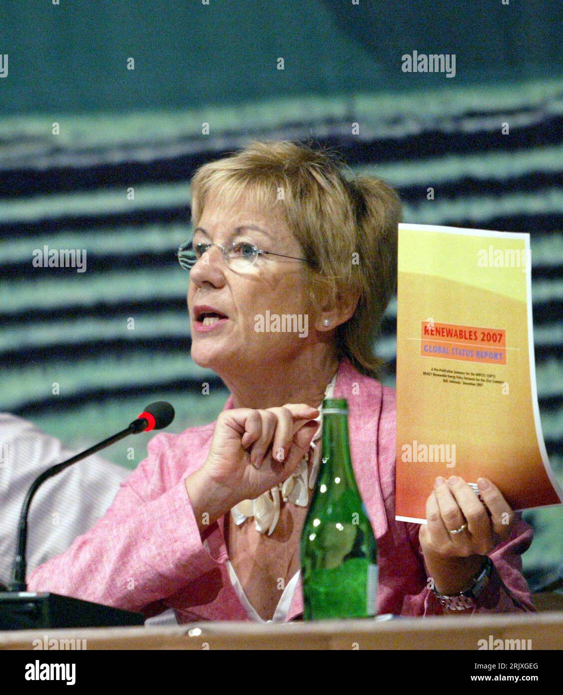 Bildnummer: 52280499 Datum: 08.12.2007 Copyright: imago/Xinhua Virginia Sonntag-o Brien (rete di politica delle energie rinnovabili per il XXI secolo) anlässlich einer Pressekonferenz während der United Nations Framework Convention on Climate Change auf Bali - PUBLICATIONxNOTxINxCHN, Personen; 2007, Bali, Klimawandel, Klimaschutz, Demo, REN21, REN 21, Klimakonferenz, Umweltschutz, un, uno, Vereinte Nationen, Organizzazione delle Nazioni Unite, UNFCCC, Weltklimagipfel, Klimagipfel, Weltklimakonferenz, Pressekonferenz, Pressetermin; , hoch, Kbdig, Einzelbild, Randbild, gente Foto Stock