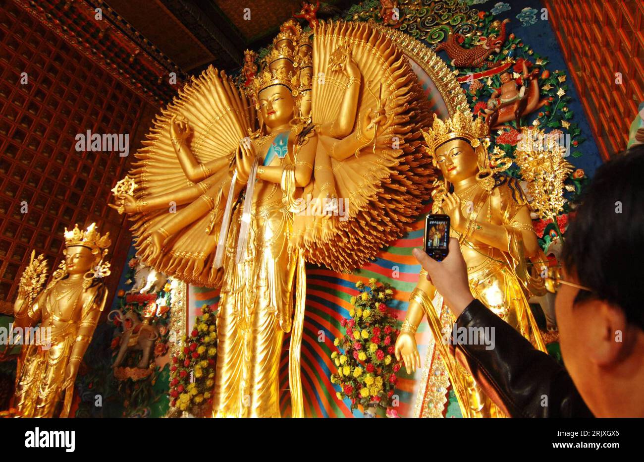 Bildnummer: 52285640 Datum: 29.11.2007 Copyright: imago/Xinhua Tourist fotografiert die goldene Statue einer buddhistischen Gottheit im Wutunxia-Tempel in Huangnan (Provinz Qinghai - Cina) - PUBLICATIONxNOTxINxCHN, Objekte , Personen; 2007, Cina, regione Qinghai, Huangnan, buddhistisches Kloster, Klöster, buddhistischer Tempel, Wutunxiatempel, Wutunxiakloster, Gott, Götter, buddhistische Gottheiten, Figur, Figuren, Skulptur, Skulpturen, Oro, golden, vergoldet, vergoldete, Sehenswürdigkeit, Touristen, Besucher, Handy, Mobiltelefon, Fotohandy, foto, fotografieren; , quer, Kbdig, Einzelbild Foto Stock