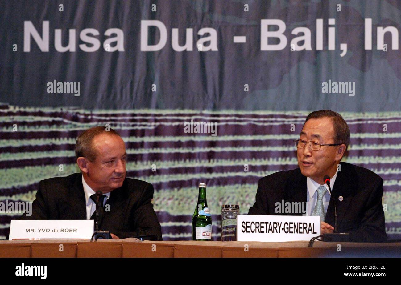 Bildnummer: 52287178 Datum: 12.12.2007 Copyright: imago/Xinhua un General Ban Ki Moon (Südkorea) und YVO de Boer (li., segretario esecutivo Convenzione quadro delle Nazioni Unite sui cambiamenti climatici) anlässlich der Weltklimakonferenz auf Bali - indonesien - PUBLICATIONxNOTxINxCHN, Personen; 2007, Politiker, Politik, UNFCCC, Conferenza quadro delle Nazioni Unite sui cambiamenti climatici, Konferenzen, Klimakonferenz, Staatspräsident, ONU, organizzazione delle Nazioni Unite, Vereinte Nationen, uno,; , quer, Kbdig, Gruppenbild, Internationale Politik, Politik, Randbild, gente, Asien Foto Stock