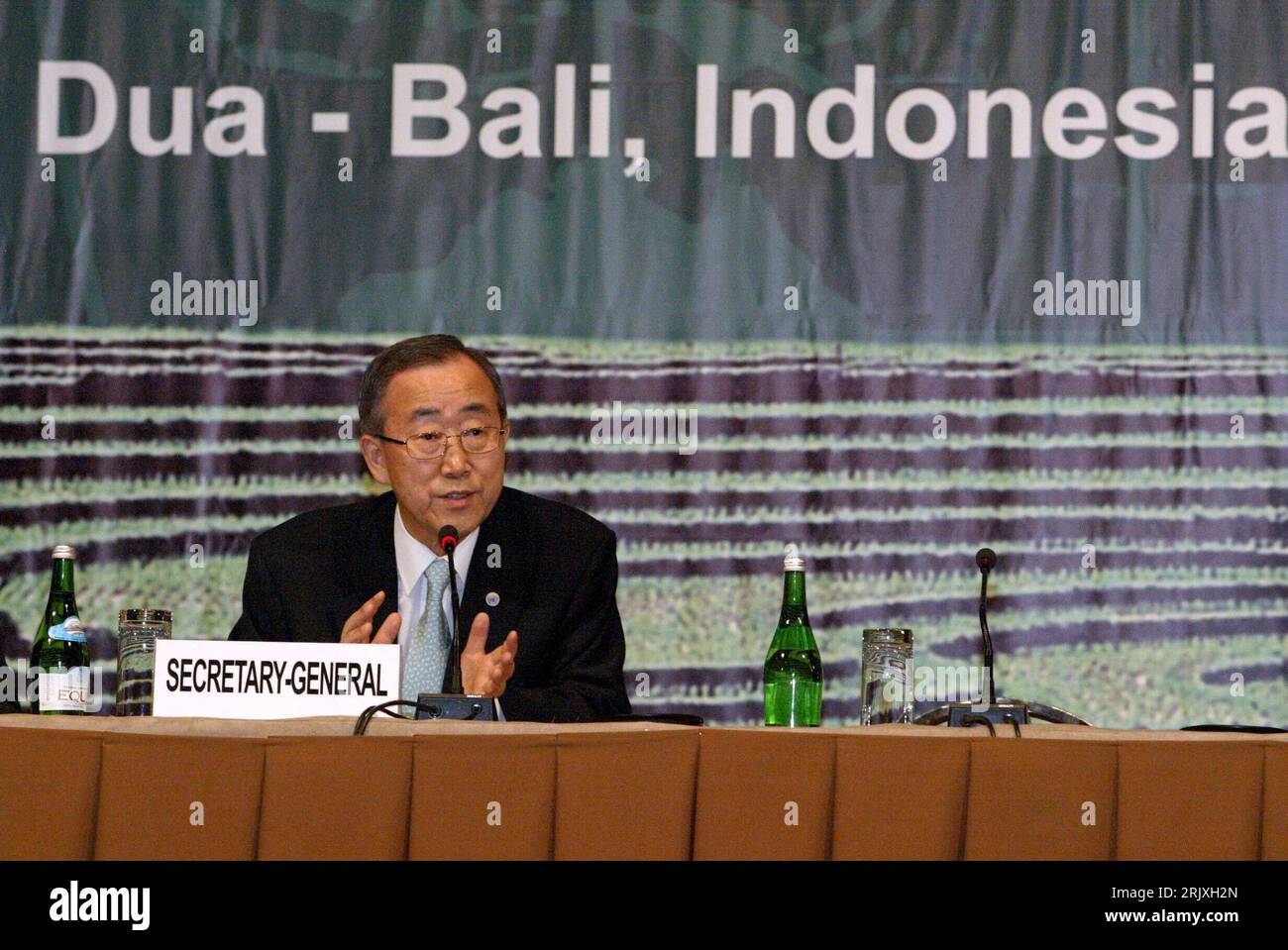 Bildnummer: 52287182 Datum: 12.12.2007 Copyright: imago/Xinhua un General Ban Ki Moon (Südkorea) anlässlich der Weltklimakonferenz auf Bali - Indonesien - PUBLICATIONxNOTxINxCHN, Personen; 2007, Politiker, Politik, UNFCCC, Conferenza quadro delle Nazioni Unite sui cambiamenti climatici, Konferenzen, Klimakonferenz, Staatspräsident, ONU, organizzazione delle Nazioni Unite, Vereinte Nationen, uno, Gestik, quer, Kbdig, Einzelbild, Politik, Politik, Randbild, gente, Asien Foto Stock