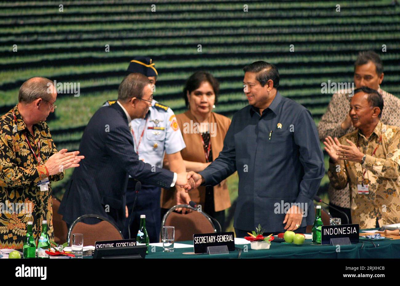 Bildnummer: 52294605 Datum: 15.12.2007 Copyright: imago/Xinhua Ban Ki-Moon (2.v.li., Südkorea/uno-Generalsekretär) und Präsident Susilo Bambang Yudhoyono (2.v.re., indonesien) während der Weltklimakonferenz auf Bali PUBLICATIONxNOTxINxCHN , Personen , Optimistisch; 2007, Bali, Politiker, Konferenzen, Klima, Klimawandel, Weltklimagipfel, Klimagipfel, Klimakonferenz, Weltklimakonferenz, Weltklimakonferenz, UNFCCC Convenzione quadro delle Nazioni Unite sui cambiamenti climatici , stretta di mano, shakehands, UNFCCC Vereinte Nationen delle Nazioni Unite; , quer, Kbdig, Gruppenbild, Internationale Politik, Politik, Foto Stock