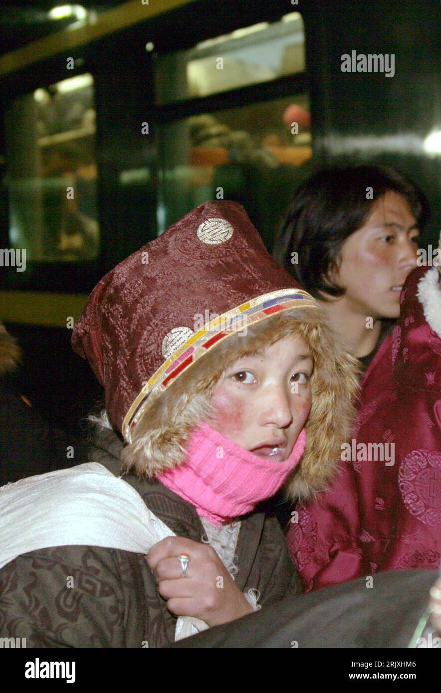 Bildnummer: 52294692 Datum: 15.12.2007 Copyright: imago/Xinhua Tibetische Hirten auf dem Weg zur Arbeit a Xining in der Provinz Qinghai PUBLICATIONxNOTxINxCHN, Personen; 2007, Cina, Asien, Hirte, Hirten, Pendler, Zug, Züge, , , , , , Nacht, Einheimische, Einheimischer, Frau; , hoch, Kbdig, Gruppenbild, Landwirtschaft, Wirtschaft, , Bahn, Verkehr, Gesellschaft Foto Stock