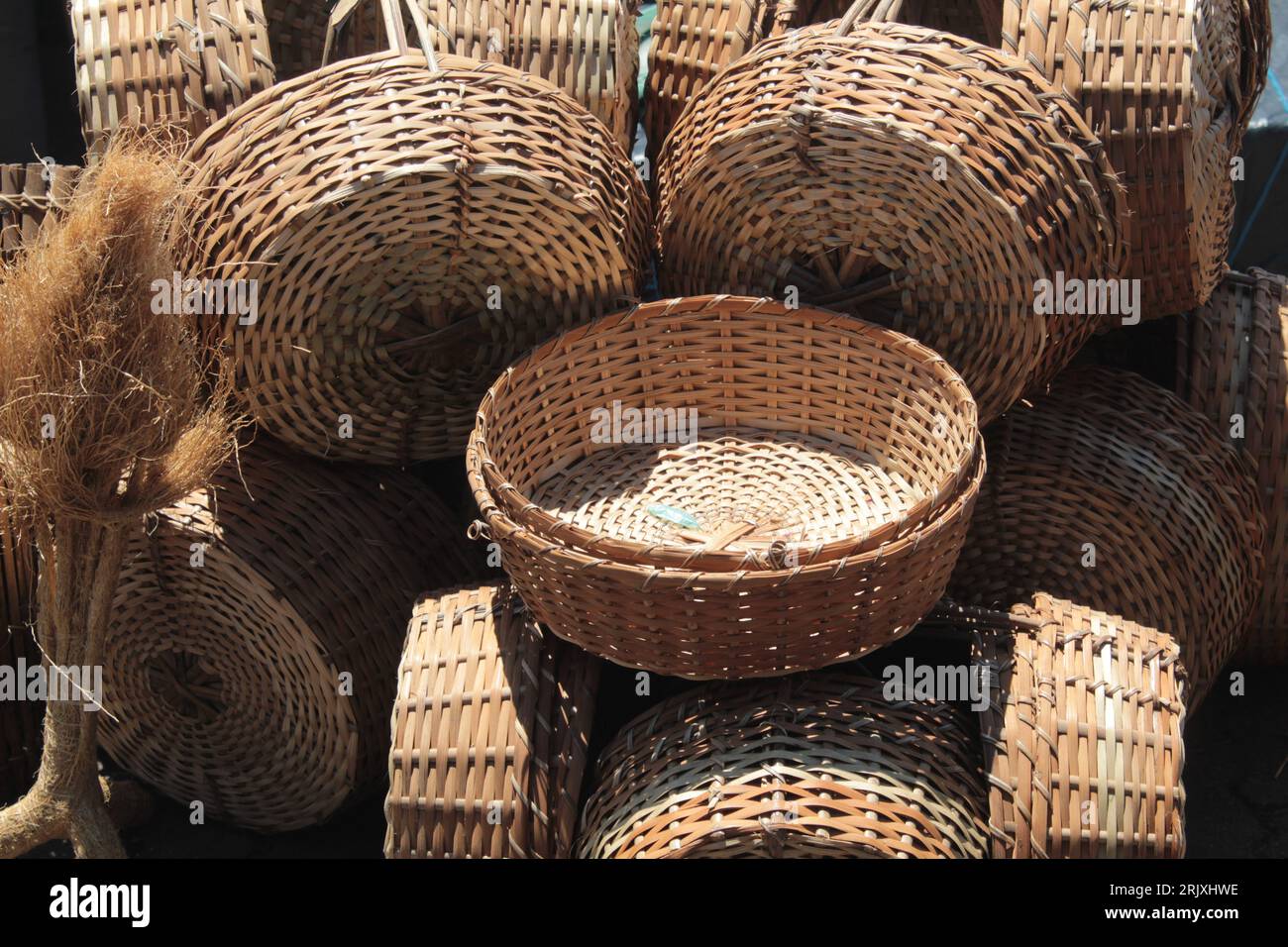 Artigianato tradizionale del nord-est del Brasile, per la decorazione esterna e interna, cesti realizzati con fibre vegetali, bambù. Foto Stock