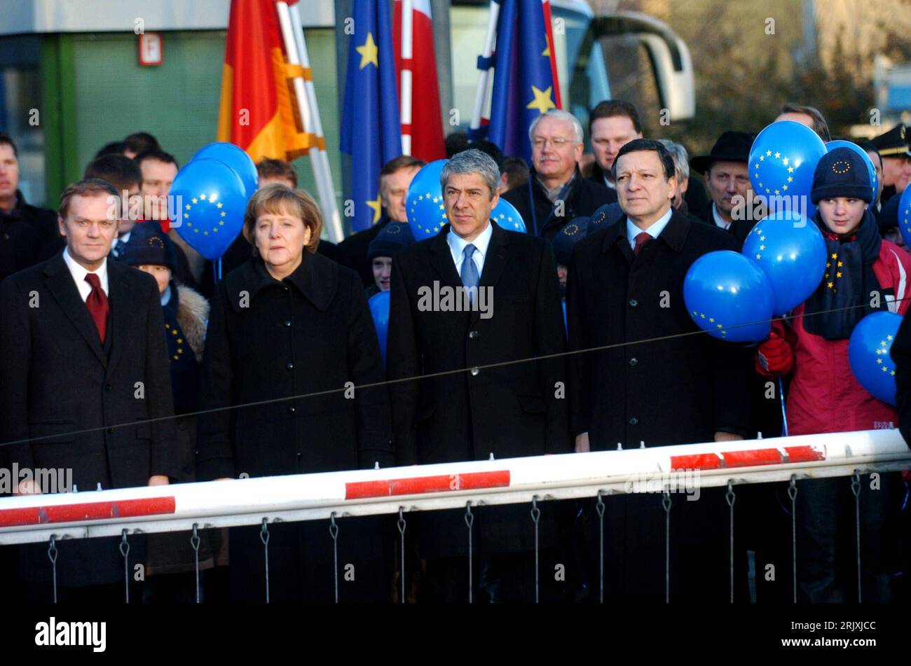 Bildnummer: 52304715 Datum: 21.12.2007 Copyright: imago/Xinhua V.l.n.r.: Premier Donald Tusk (Polen), Bundeskanzlerin Angela Merkel (Mitte, Deutschland/CDU), Premier Jose Socrates (Portogallo) e Jose Manuel Barroso (Portogallo/Präsident Europäische Kommission) während der symbolischen Öffnung des Grenzüberganges Porajow-Zittau anlässlich des Beitritsch, BLINTIN, Personxumxumen, 2007 Deutschland, Polen, Grenze, Staatsgrenze, Schengenabkommen, Schengen-Abkommen, Vertrag, EU, Europäische Union, Politiker, Beitritt, Pres Foto Stock