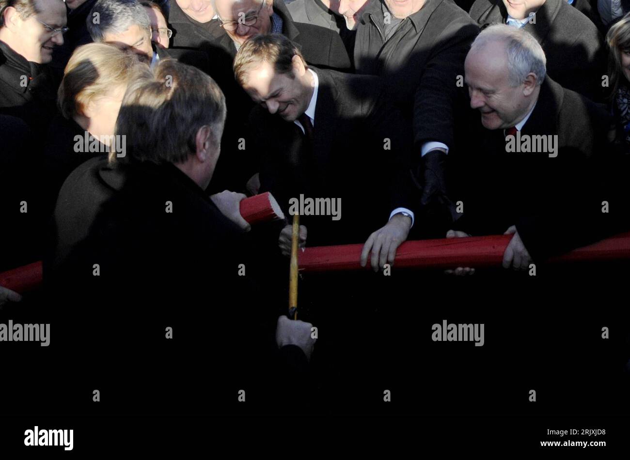 Bildnummer: 52304719 Datum: 21.12.2007 Copyright: imago/Xinhua Premierminister Donald Tusk (2.v.re. Polen) und Premierminister Mirek Topolanek (Tschechien) während der symbolischen Öffnung des Grenzüberganges Hradek nad Nisou anlässlich des Beitritts Polens und Tschechiens zum Schengenabkommen PUBLICATIONxNOTxINxCHN, Personen , Optimistisch , premiumd; 2007, Tschechien, Polen, Grenze, Staatsgrenze, Schengenabkommen, Schengen-Abkommen, Vertrag, EU, Europäische Union, Politiker, Beitritt, Pressetermin , Grenzübergang, sägen, zersägen, Schlagbaum; , quer, Kbdig, Gruppenbild, Europapolitik, poli Foto Stock