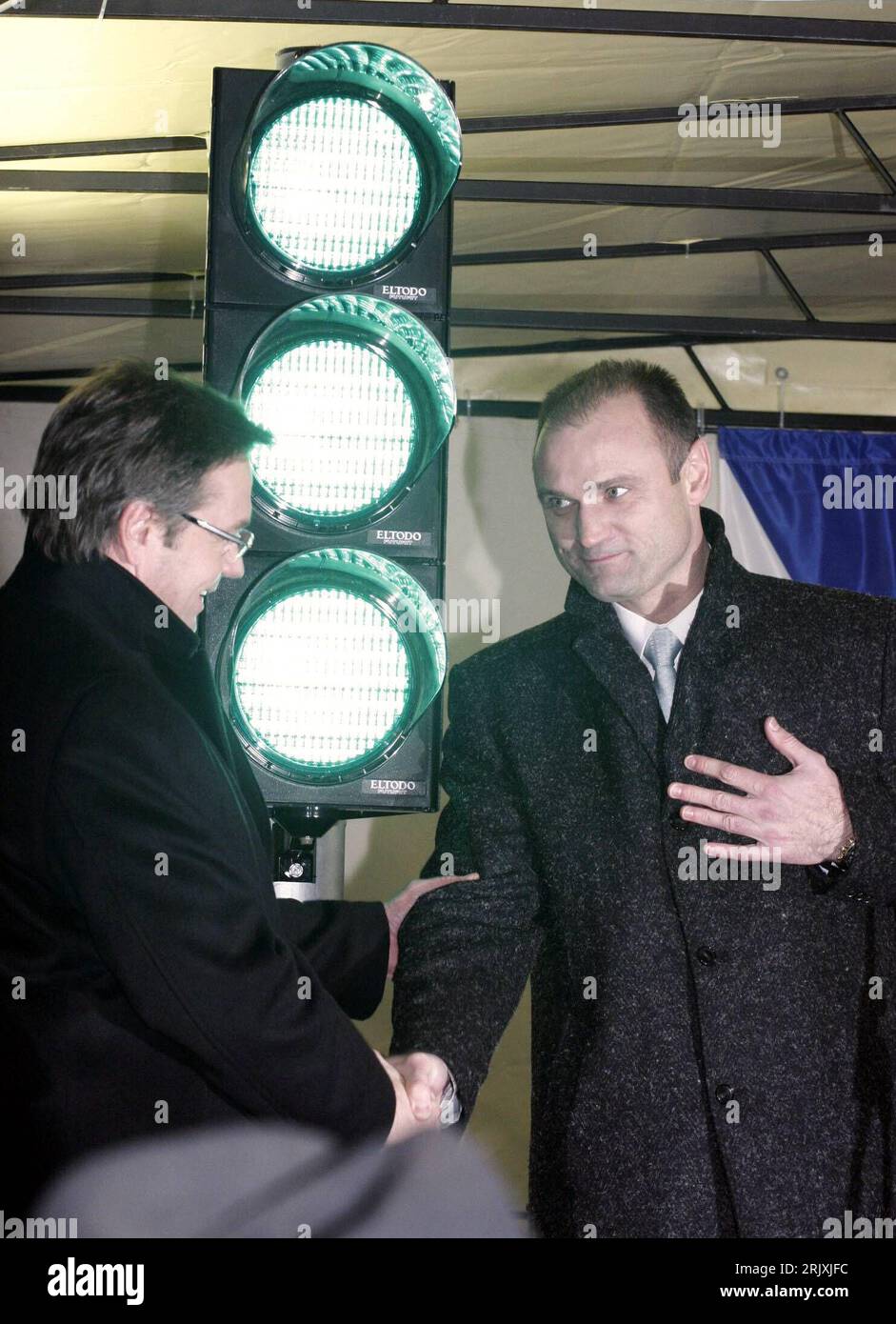 Bildnummer: 52304695 Datum: 20.12.2007 Copyright: imago/Xinhua Innenminister Ivan Langer (re., Tschechien) mit Innenminister Günther Platter (Österreich) am Grenzübergang Mikulov-Drasenhofen anlässlich des Beitritts Tschechiens zum Schengenabkommen PUBLICATIONxNOTxINxCHN, Personen , Optimistisch , premiumd; 2007, Tschechien, Schengenabkommen, Schengen-Abkommen, Vertrag, UE, Europäische Union, Politiker, Beitritt, Pressetermin , Ampel, Ampelsignal, Verkehrsampel, Grün, los, gehe, fahren; , hoch, Kbdig, Gruppenbild, Close, Europapolitik, Politik, Randbild, People, Europa Foto Stock