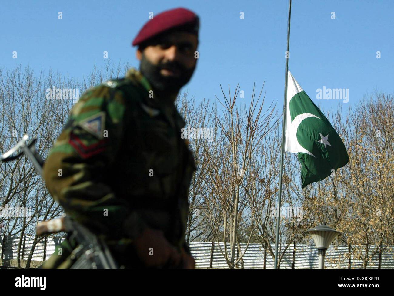 Bildnummer: 52313272 Datum: 29.12.2007 Copyright: imago/Xinhua Soldat vor der pakistanischen Botschaft in Kabul mit der anlässlich der Ermordung Benazir Bhuttos auf Halbmast hängenden pakistanischen Nationalflagge PUBLICATIONxNOTxINxCHN, Personen , Trauer; 2007, Kabul, Afghanistan, premiumd, Mord, Tod, Anschlag, Attentat, Selbstmordattentat, Pakistan, bandiera, Wache, Wachposten, Mann, Männer, Bhutto; quer, Kbdig, Einzelbild, close, Arbeitswelten, Gesellschaft, , Militaer, Staat, Asien Foto Stock