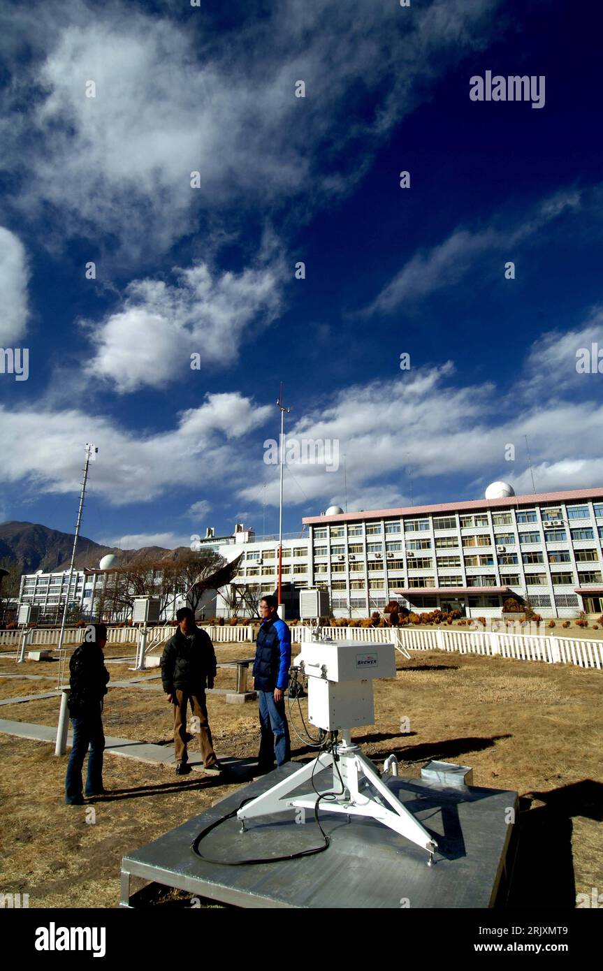 Bildnummer: 52318203 Datum: 03.01.2008 Copyright: imago/Xinhua Mitarbeiter einer Beobachtungsstation in Lhasa messen auf 3648 Meter Höhe mit dem - Brewer Ozon Spektrum - radioaktive Strahlung und den Ozongehalt über dem Südwest-chinesische Hochplateau - PUBLICATIONxTxINxCHN, Personen , Landschaft , Objekte; 2008; Lhasa, Cina, Autonome Region Tibet, Forschungsstation, Forschungsstationen, Messstation, Messstationen, Ozon, Ozonwert, Gehalt, Brewer Spectrophotometer, Emission, Überwachung, Messung; , hoch, Kbdig, totale, Luft, Oekologie, o0 Asien Foto Stock