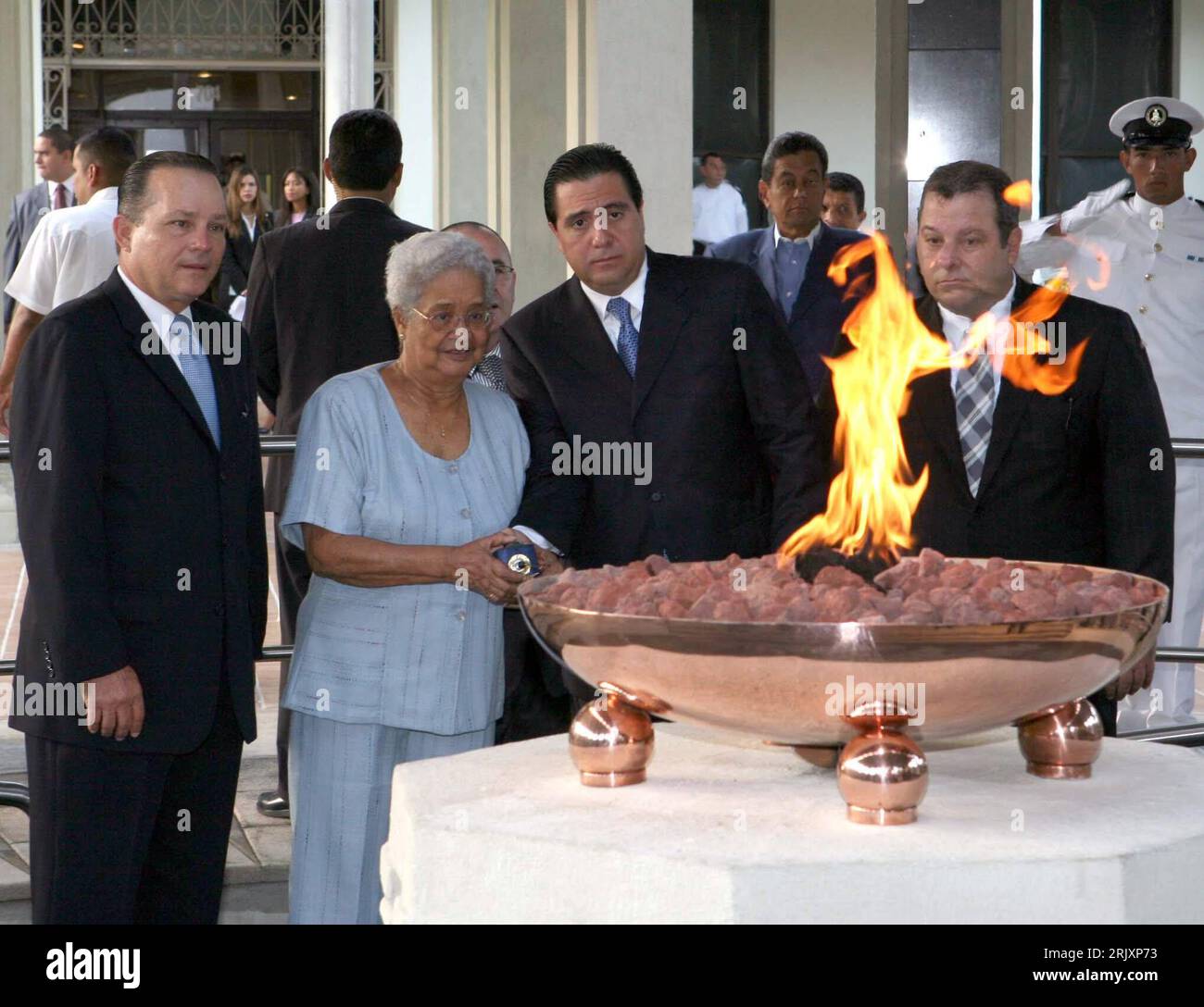 Bildnummer: 52328264 Datum: 09.01.2008 Copyright: imago/Xinhua Präsident Martin Torrijos (2.v.re., Panama) mit der Mutter eines erschossenen Studenten vor einem ewigen Feuer zum Gedenken an die Opfer der Studentenproteste von 1964 gegen die US-Besatzung - Tag der Märtyrer in Panama City PUBLICATIONxNOTxen, CHINISN, 2008; Premiumd, Politiker, Gedenken Andenken, Trauer , Trauertag; , quer, Kbdig, Gruppenbild, Randbild, gente o0 Flamme Foto Stock