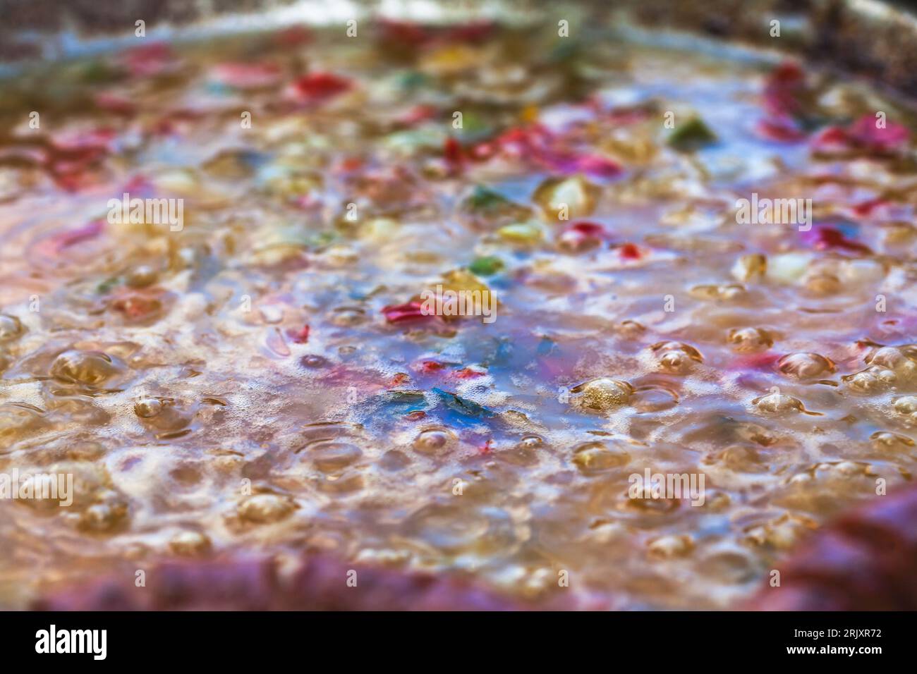 Salsicce al forno nel piatto tradizionale croato kotlovina. Foto Stock