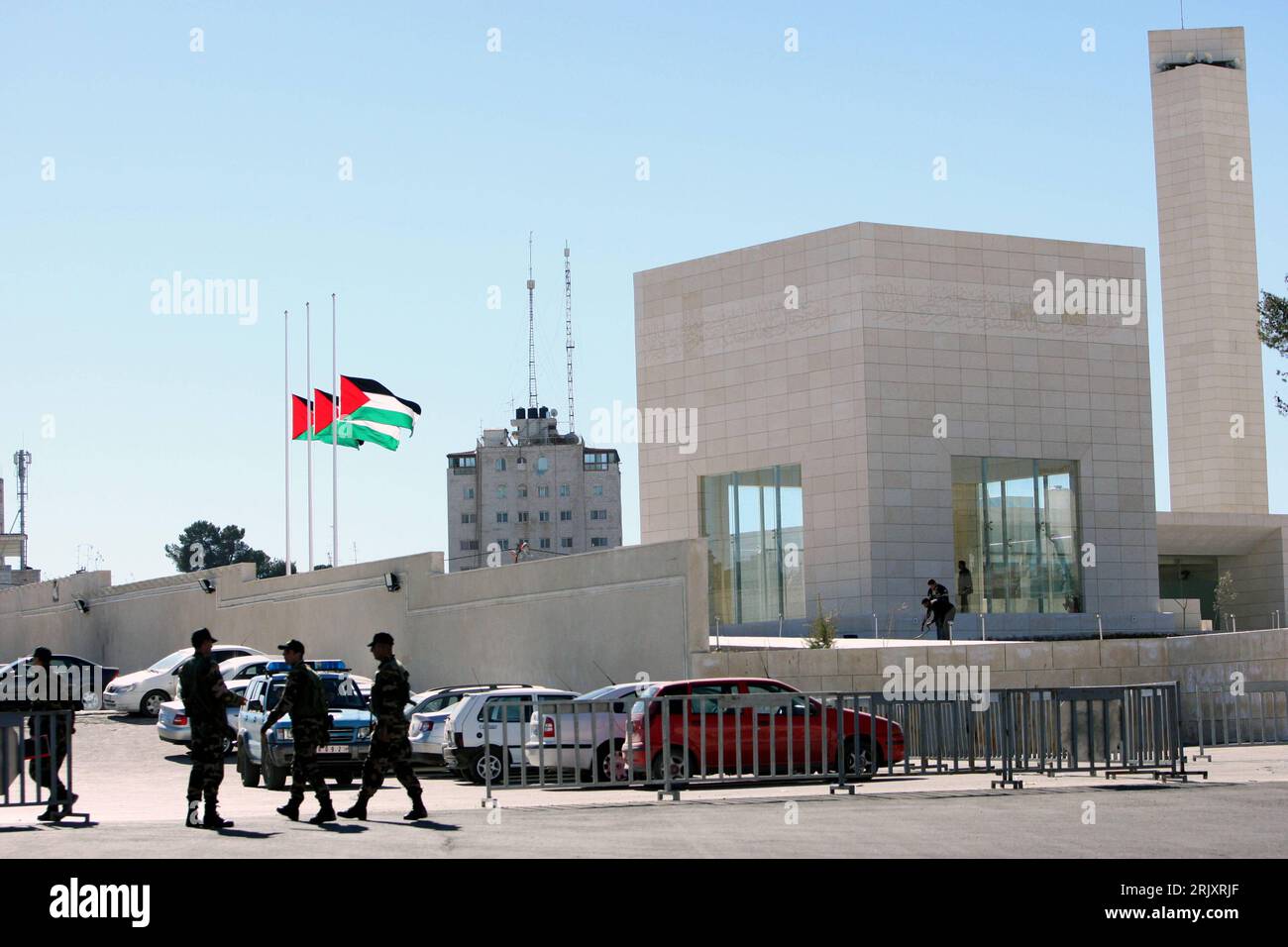 Bildnummer: 52338153 Datum: 16.01.2008 Copyright: imago/Xinhua Fahnen auf Halbmast an einem Gebäude der palästinensischen Autonomiebehörde in Ramallah für die Opfer eines israelischen Raketenangriffs - PUBLICATIONxNOTxINxCHN, Personen , Landschaft; 2008, Israele, Palästina, Ramallah, palästinensische Autonomiegebiete, Westjordanland, Nahostkonflikt, Trauer, Trauerfeier, Trauerbekundung, Gedenken, Kondolenz, Anteilnahme; , quer, Kbdig, totale, , Gesellschaft, Asien Foto Stock