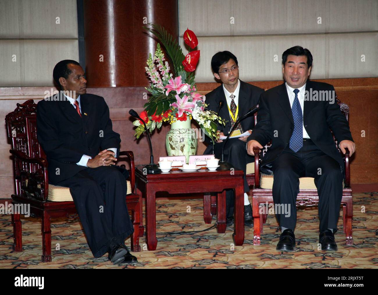 Bildnummer: 52350587 Datum: 22.01.2008 Copyright: imago/Xinhua Stellvertretender Premierminister Hui Liangyu (Re., Cina) mit Francis Nhema (Vorsitzender un Kommission für Nachhaltige Entwicklung) während der United Nations Convention to Combat Desertification in Peking PUBLICATIONxNOTxINxCHN, Personen; 2008, Pechino, Politik, Politiker, ONU, uno, Vereinte Nationen, Organizzazione delle Nazioni Unite, UNCCD, Konferenzen; , quer, Kbdig, Gruppenbild, Internationale Politik, Politik, Randbild, People o0 premiumd Foto Stock