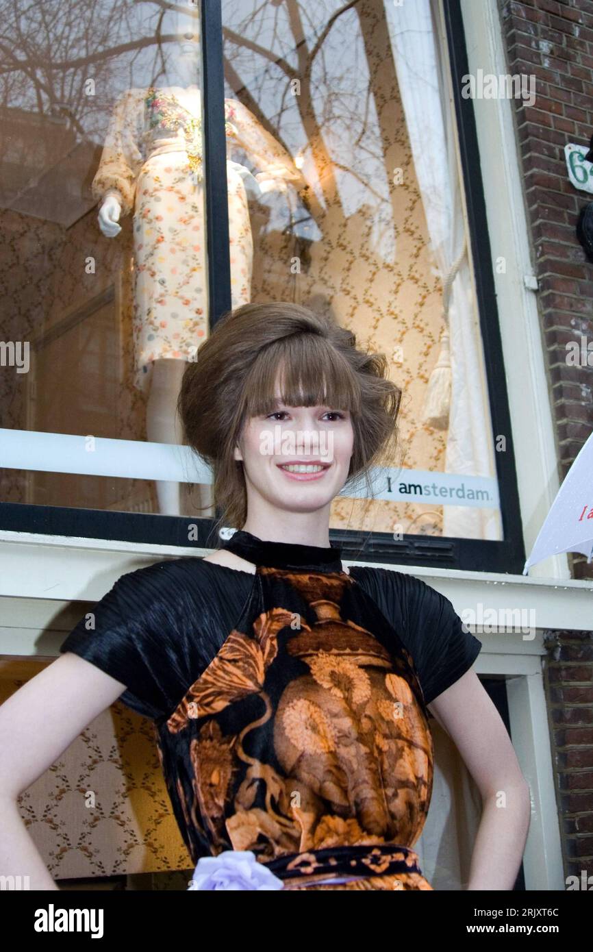 Bildnummer: 52349390 Datum: 19.01.2008 Copyright: imago/Xinhua Model vor einer Boutique im Rotlichtviertel in Amsterdam - PUBLICATIONxNOTxINxCHN, Personen , Optimistisch , premiumd; 2008, Amsterdam, Olanda, Geschäft, Geschäfte, carico, Läden, modalità, Modegeschäft, Modegeschäfte, Modeboutique, Modeboutiquen, Boutiquen, Schaufenster, Frau, Brünett, brünette, langhaarig, Lächeln; , hoch, Kbdig, Einzelbild, Close, , Europa, Pressetermin, Rotlichtbezirk, Rotlichtmilieu Foto Stock