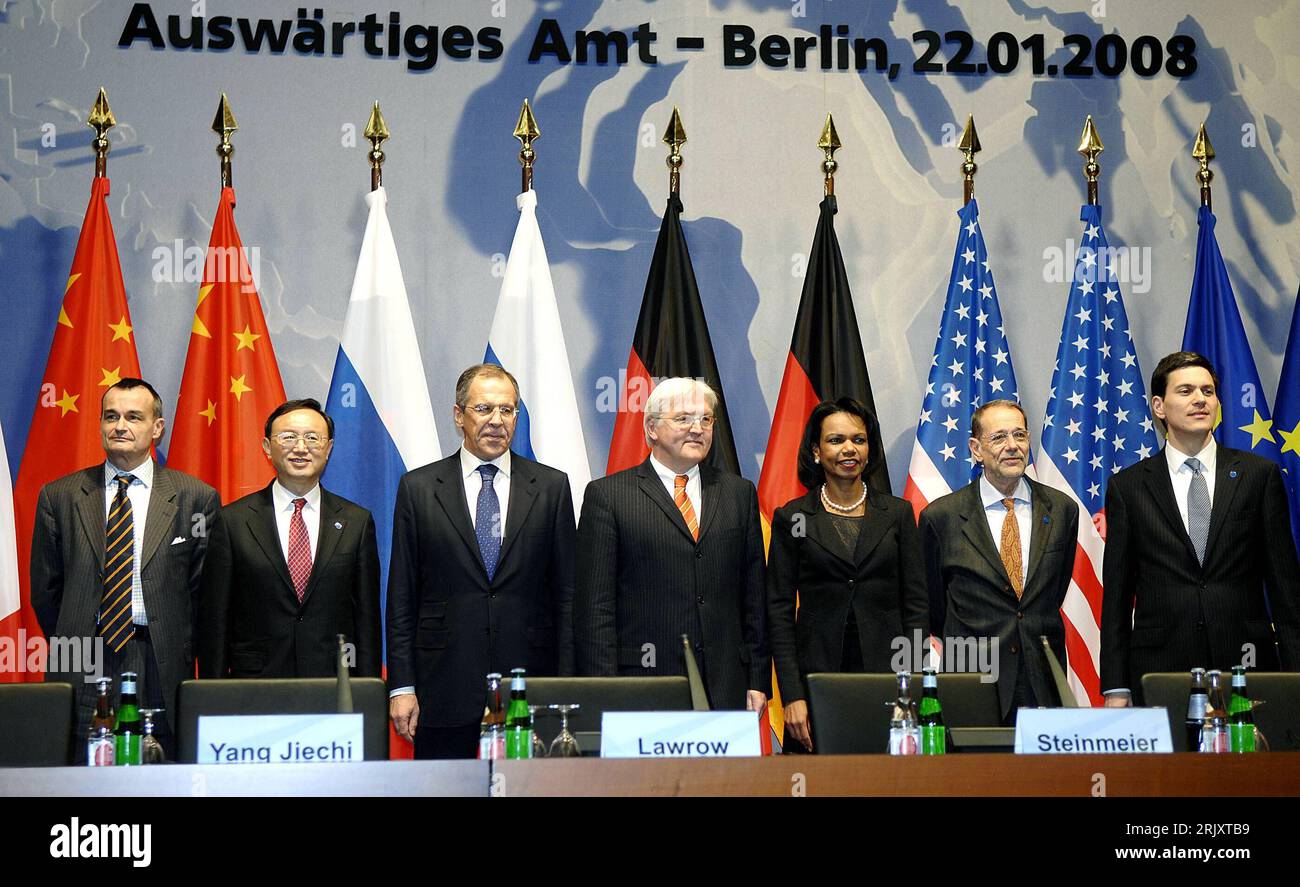 Bildnummer: 52352939 Datum: 22.01.2008 Copyright: imago/Xinhua V.l.n.r.: Außenminister Yang Jiechi (Cina), Außenminister Sergei Lavrov (Russland), Außenminister Frank Walter Steinmeier (Deutschland), Außenministerin Condoleezza Rice (Stati Uniti), Javier Solana (Spanien/Generalsekretär Europäischer Rat) e Außenminister David Miliband (Groß-Britannien) während einer Pressekonker, TumxINTIONTIONCHINTIN di Berlino; 2008 Politik, , Pressekonferenz , Pressetermin , Bundesregierung, Bundesaußenminister, EU, Europarat, Europäische Union; , quer, Kbdig, Gruppenbild, Foto Stock