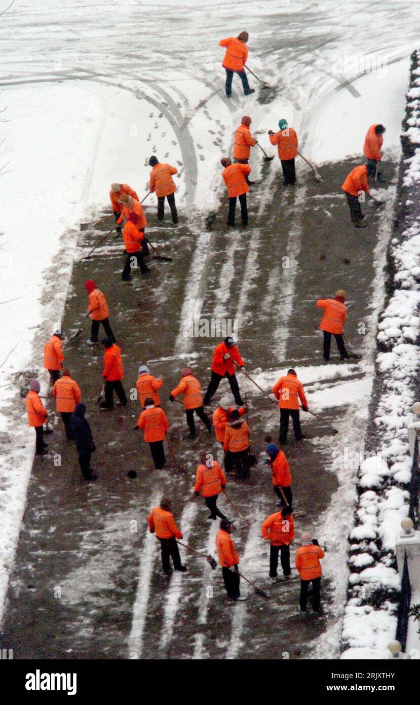 Bildnummer: 52355509 Datum: 20.01.2008 Copyright: imago/Xinhua Winterdienst in Luoyang in der Provinz Henan PUBLICATIONxNOTxINxCHN, Personen; 2008, Schnee, Straßenverhältnisse, Witterungsverhältnisse, Straßenfeger, reinigen, kehren, fegen, Stadtreinigung; , hoch, Kbdig, Winter, Jahreszeit, totale, Arbeitswelten, Gesellschaft, Gesellschaft o0 China, Asien Foto Stock