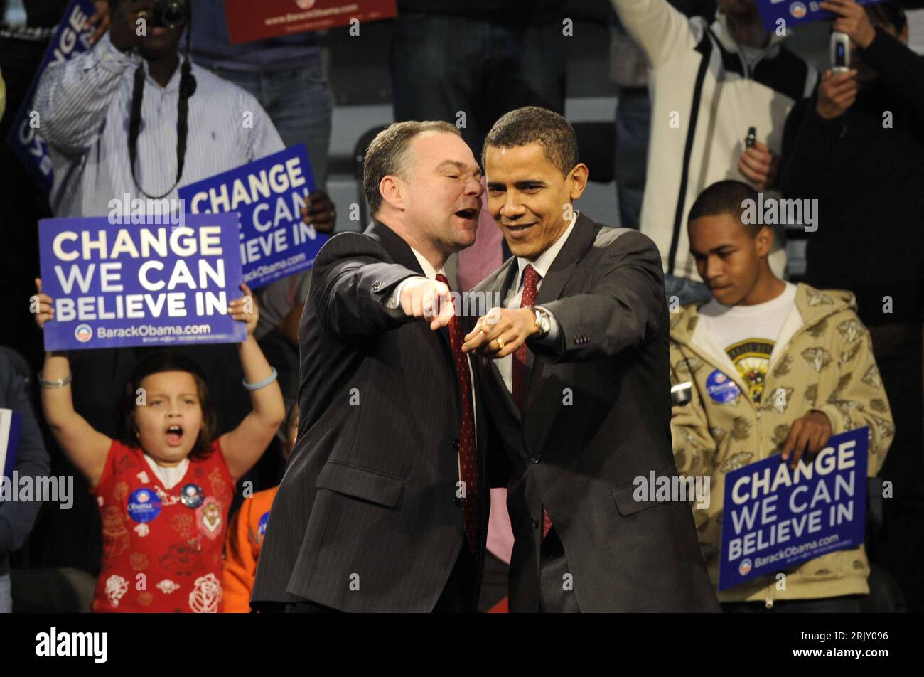 Bildnummer: 52390372 Datum: 10.02.2008 Copyright: imago/Xinhua Präsidentschaftskandidat Barack Obama (Re., USA/Demokraten/Senator Illinois) und Tim Kaine (USA/Gouverneur Tim Kaine) während einer Wahlkampfveranstaltung a Washington D.C. - PUBLICATIONxNOTxINxCHN, Personen , Optimistisch; premiumd, 2008, Washington DC, Politiker, Politik, Wahl, Wahlkampf, Vorwahl, Vorwahlen, Präsidentschaftswahl, Kandidat, Schriftzug, Change; , quer, Kbdig, Gruppenbild, persone o0 Aktion Foto Stock