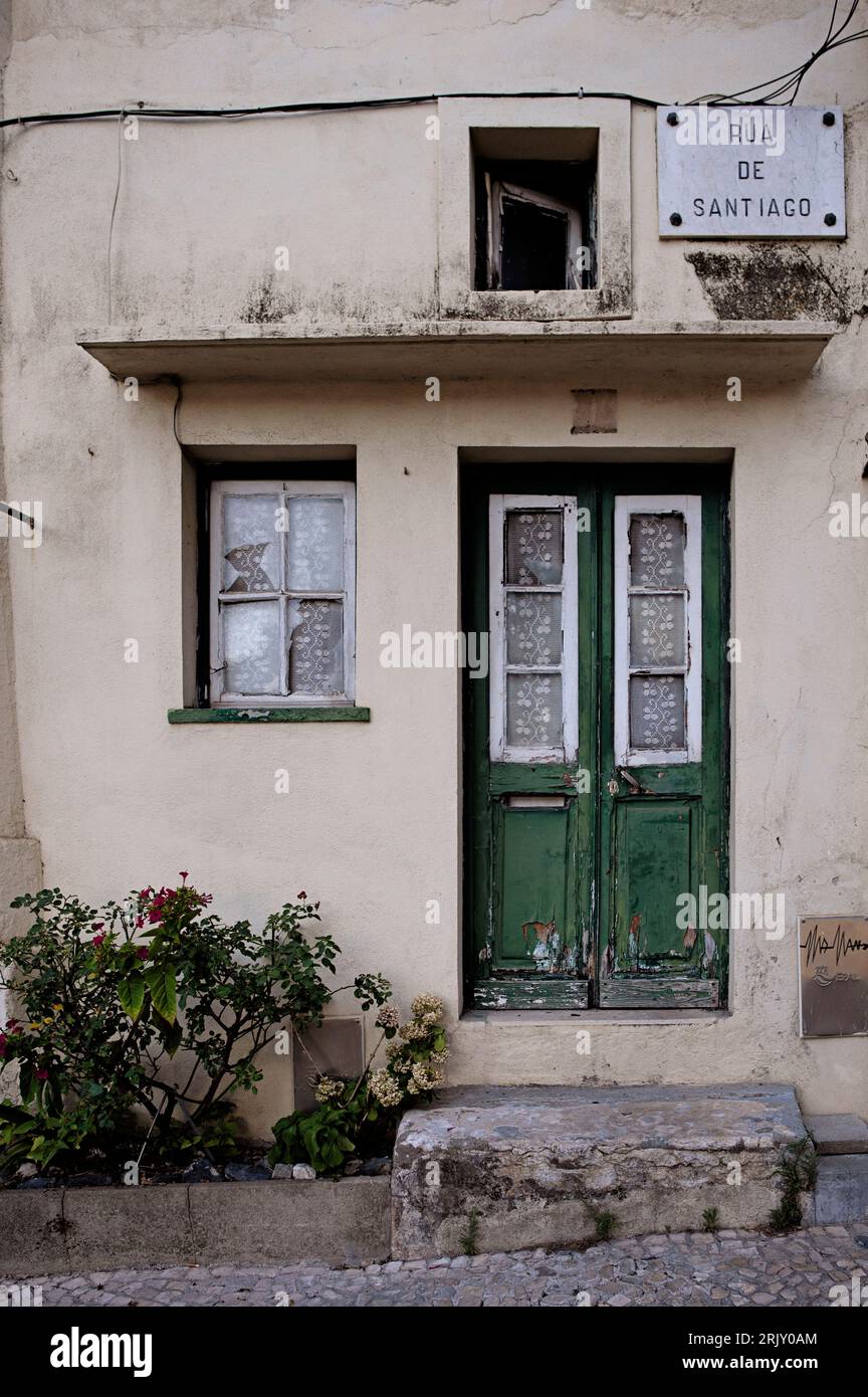 Porte e finestre verdi a Lisbona, Portogallo Foto Stock