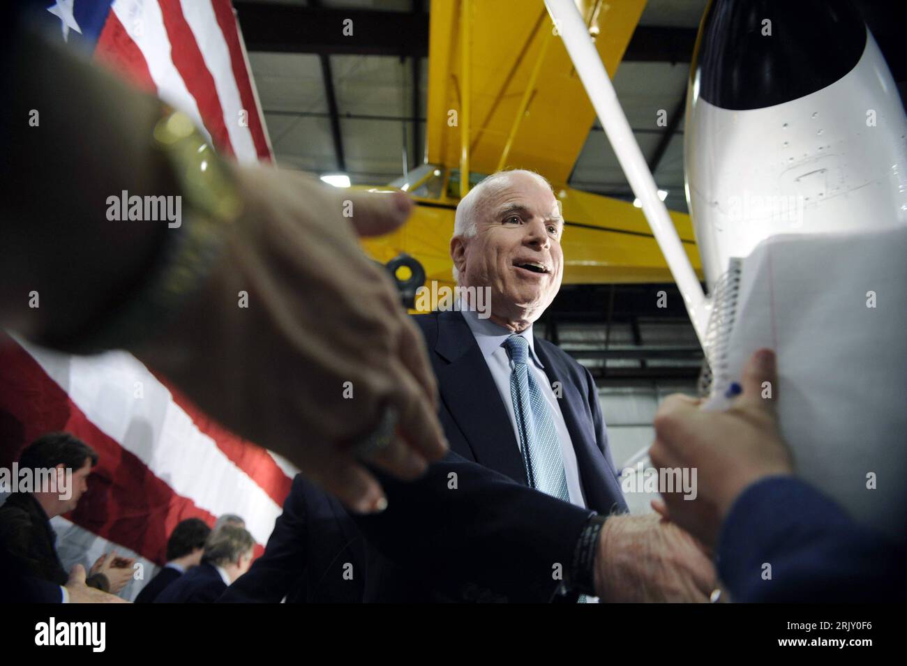 Bildnummer: 52392948 Datum: 11.02.2008 Copyright: imago/Xinhua Präsidentschaftskandidat John McCain (USA/Republikaner) während einer Wahlkampfveranstaltung im Virginia Aviation Museum di Washington DC - PUBLICATIONxNOTxINxCHN, Personen; 2008, Washington D.C., USA, Wahlen, Präsidentschaftswahlen, Wahlkampf, Präsidentschaftswahlkampf, Politik, Politiker, Kandidat, Mc Cain, MacCain, Mac; , quer, Kbdig, Einzelbild, Randbild, gente, Nordamerika o0 Vorwahlen Foto Stock