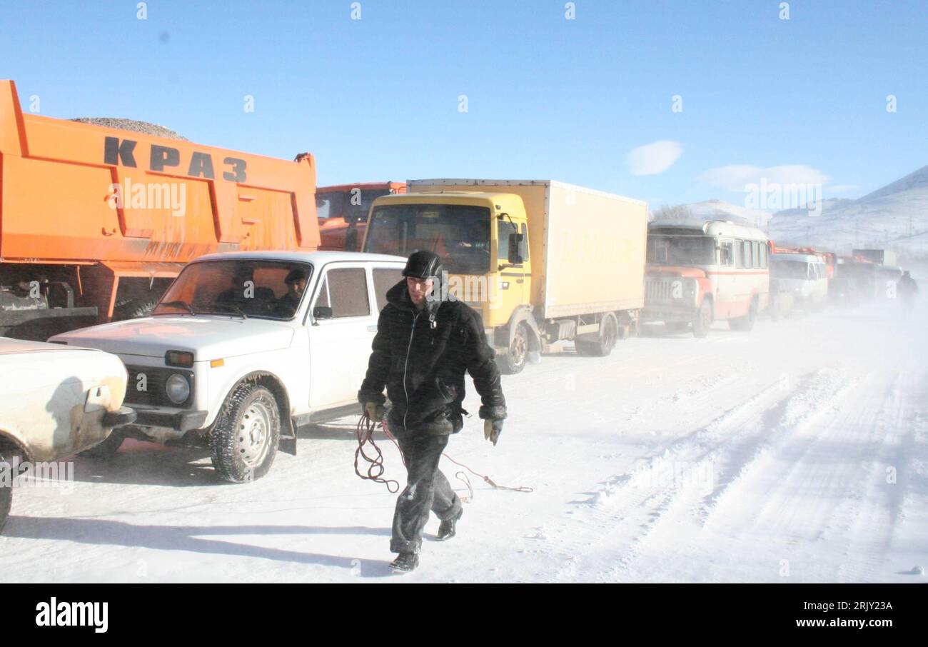 Bildnummer: 52417078 Datum: 21.02.2008 Copyright: imago/Xinhua Mann passiert Fahrzeuge auf einer verschneiten Straße bei Tiflis, Georgien - PUBLICATIONxNOTxINxCHN, Objekte; 2008, Tiflis, Georgien, Glätte, Schnee, Eis, Stau, Verkehrsstau, Staus, Verkehrsstaus, Auto, Chaos, Verkehrschaos, Mann; , quer, Kbdig, Gruppenbild, , Straße, Verkehr, Europa, Wetter Foto Stock