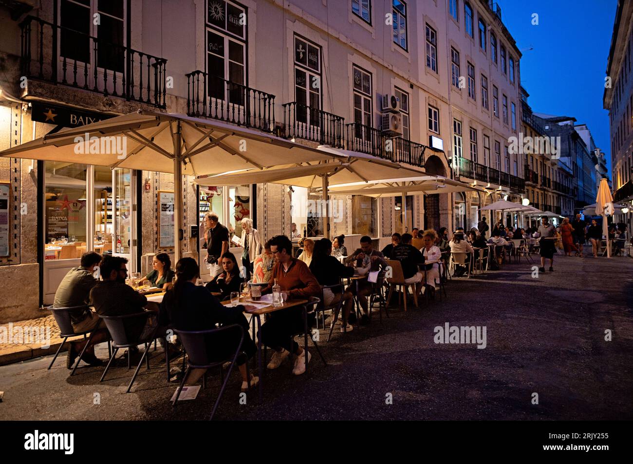Serata in un ristorante all'aperto a Lisbona, Portogallo Foto Stock