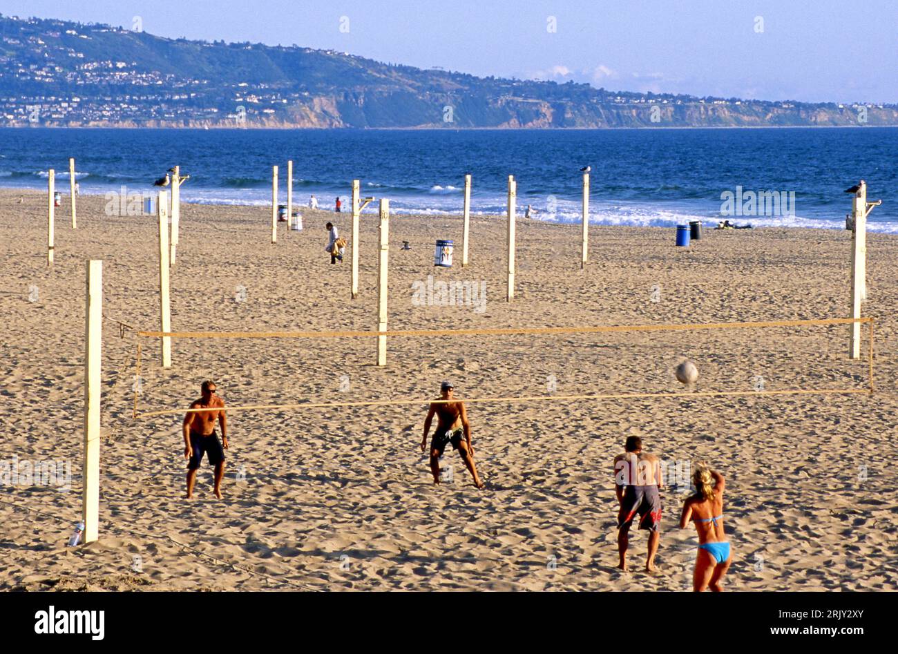 Gioco di Beach volley a Manhattan Beach con la penisola di Palos Verdes sullo sfondo, South Bay, Los Angeles, CA Foto Stock