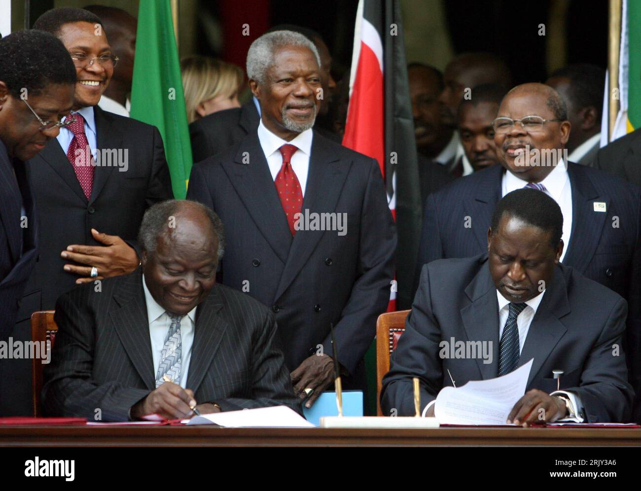 Bildnummer: 52433169 Datum: 28.02.2008 Copyright: imago/Xinhua Staatspräsident Mwai Kibaki (unten li., Kenia) und Oppositionsführer Raila Amollo Odinga (re., Kenia) unterzeichnen einer Vereinbarung für eine Koalitionsregierung im Beisein von Kofi Annan (Mitte, Ghana) und Präsident Jakaya Kikwete (hinten li, Naixubi, Naixpremien, Naixi, Naixi 2008. Kenia, Politik, Politiker, Präsident; , quer, Kbdig, Gruppenbild, Randbild, gente, Afrika Foto Stock