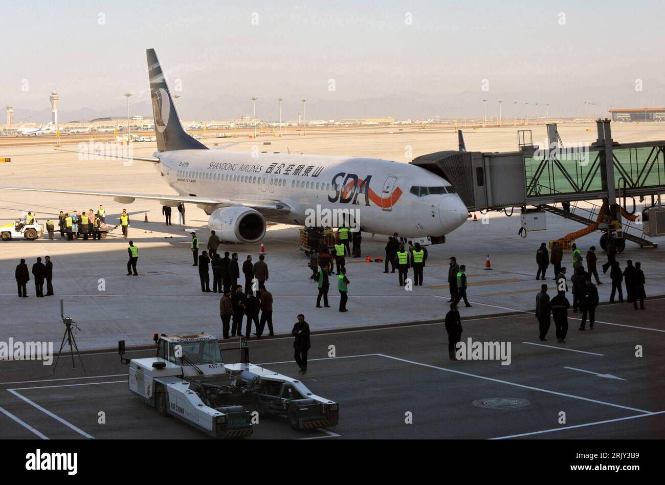 Bildnummer: 52435014 Datum: 29.02.2008 Copyright: imago/Xinhua Flugzeug der Airline SDA am neuen Terminal - Internationaler Flughafen a Pechino - PUBLICATIONxNOTxINxCHN, Landschaft , Personen; 2008, Pechino, Flugzeug, Passagierflugzeug,; , quer, Kbdig, totale, Transport, Logistik, Wirtschaft, Luftfahrt, Verkehr, Asien Foto Stock