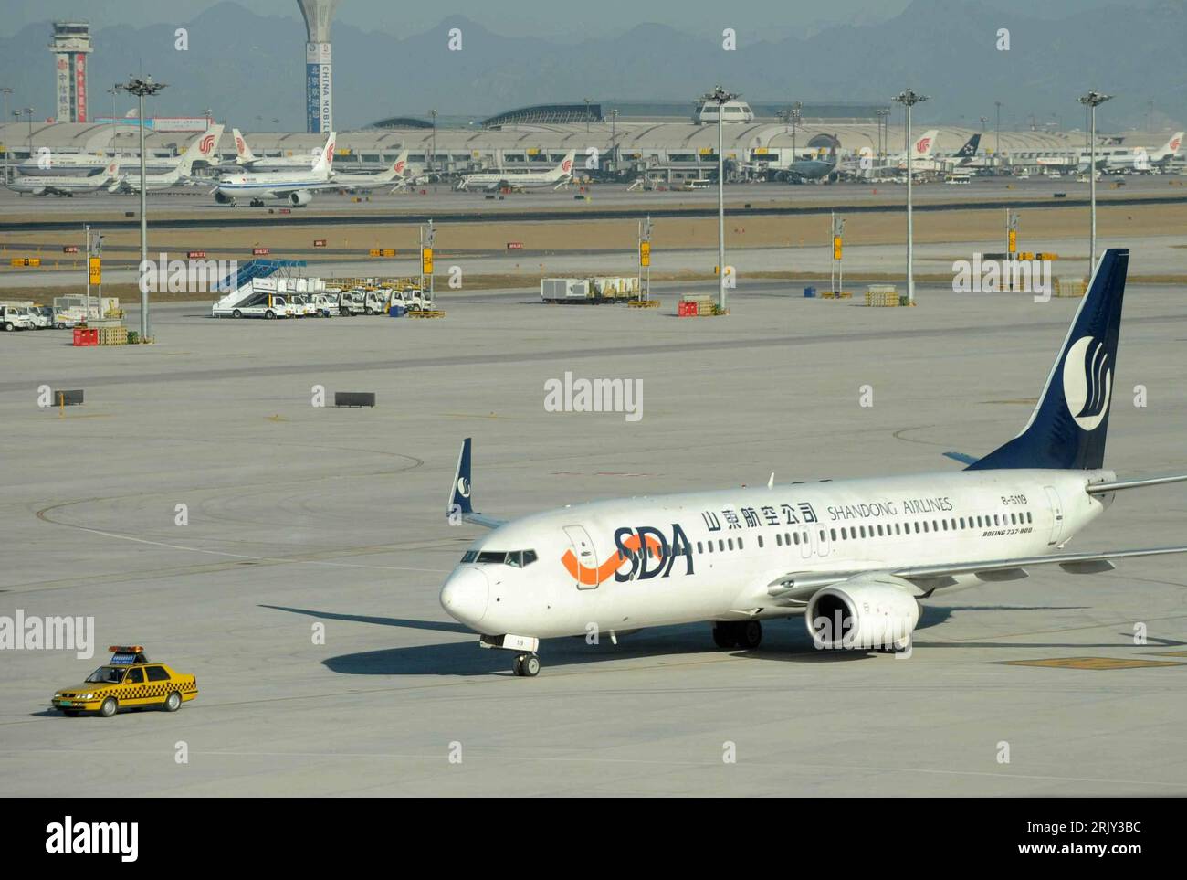 Bildnummer: 52435013 Datum: 29.02.2008 Copyright: imago/Xinhua Flugzeug der Airline SDA - Internationaler Flughafen in Pechino - PUBLICATIONxNOTxINxCHN, Landschaft , Objekte; 2008, Pechino, Flugzeug, Passagierflugzeug,; , quer, Kbdig, totale, Transport, Logistik, Wirtschaft, Schriftzug, logos, , Luftfahrt, Verkehr, Asien Foto Stock