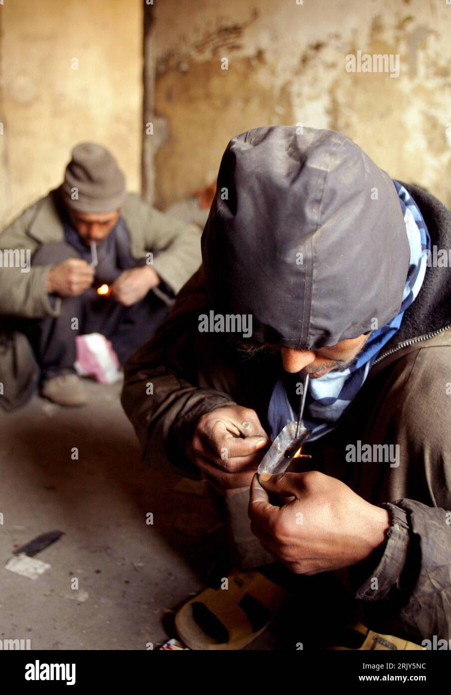Bildnummer: 52452490 Datum: 10.03.2008 Copyright: imago/Xinhua Drogensüchtiger inhaliert flüssiges heroin in einem verlassenen Gebäude in Kabul - PUBLICATIONxNOTxINxCHN, Personen; 2008, Kabul, Afghanistan , Drogenabhängige, Drogenabhängigkeit, Drogenabhängiger, heroinsüchtig, Suchtverhalten, Heroinsucht, abhängig, Abhängigkeit, Junkie, Armut, Mann, flüssig, erhitzen, inhalieren; , hoch, Kbdig, Einzelbild, Drogen, Gesellschaft, , Gesellschaft, Asien Foto Stock