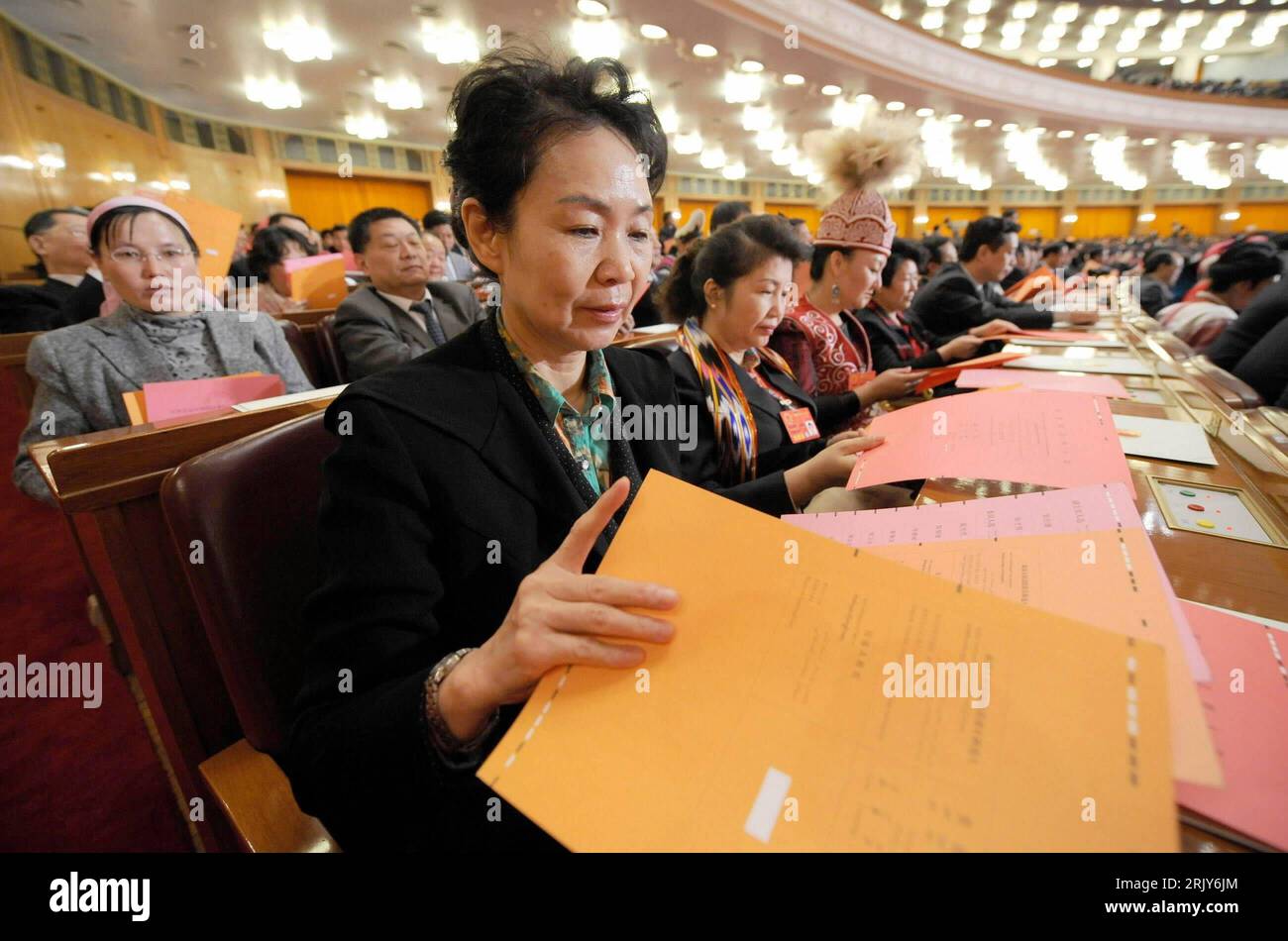 Bildnummer: 52457633 Datum: 16.03.2008 Copyright: imago/Xinhua Delegierte auf dem 11. Nationalen Volkskongress in der großen Halle des Volkes in Peking PUBLICATIONxNOTxINxCHN, Personen; 2008, Pechino, Nationaler Volkskongress, Frau, Politiker; , quer, Kbdig, Gruppenbild, Politik Foto Stock