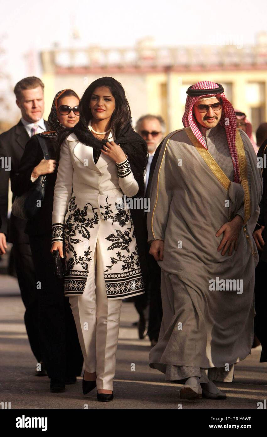 Bildnummer: 52460774 Datum: 18.03.2008 Copyright: imago/Xinhua Prinz Alwaleed Bin Talal (Re., Arabia Saudita) mit Seiner Frau in Kabul PUBLICATIONxNOTxINxCHN, Personen , premiumd; 2008, Kabul, Politik, Politiker, Paar, Ehepaar, Ehefrau, Adel, adelig; , hoch, Kbdig, Gruppenbild, Randbild, gente o0 al walid Alwalid ibn saud Foto Stock