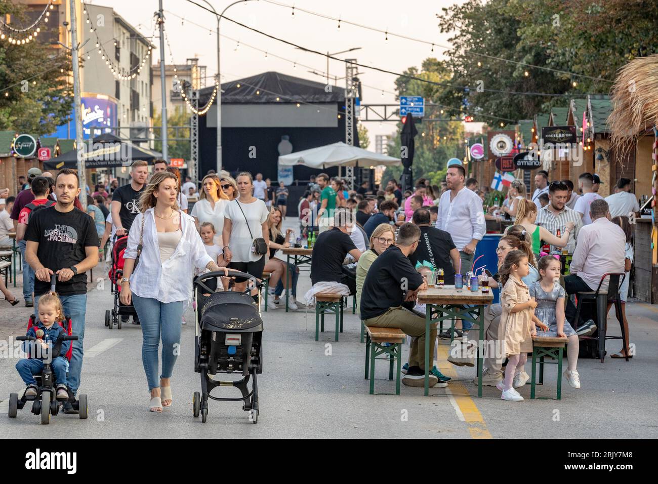 Mentre l'estate si avvicina alla fine, la gente si gode le ultime settimane lungo il vivace mercato alimentare nel centro di Prishtina, la capitale del Kosovo, come catturato il mercoledì Foto Stock
