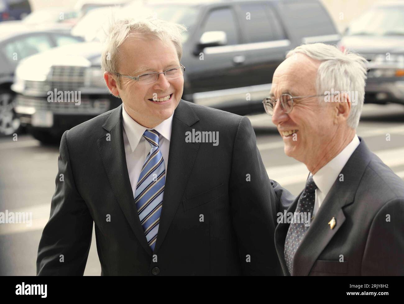 Bildnummer: 52474714 Datum: 28.03.2008 Copyright: imago/Xinhua Gordon England (re., USA/Vice Segretario della difesa) empfängt Premierminister Kevin Rudd (Australien) in Arlington - PUBLICATIONxNOTxINxCHN, Personen; 2008, Arlington, Pressetermin, Politiker; , quer, Kbdig, Gruppenbild, Close, Internationale Politik, Politik, Randbild, People Premiumd Foto Stock