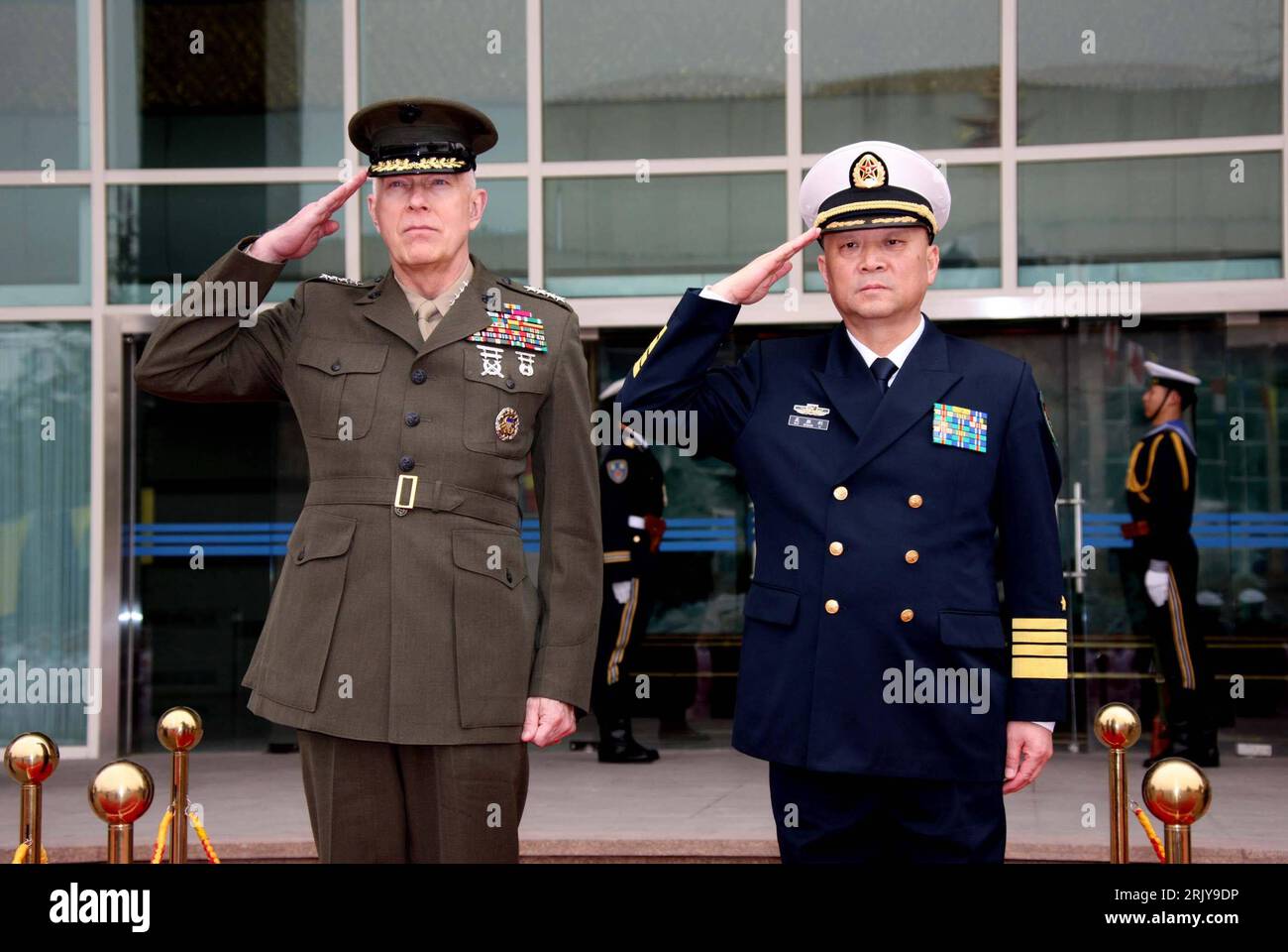 Bildnummer: 52478795 Datum: 31.03.2008 Copyright: imago/Xinhua Wu Shengli (Re., Marinekommandant Chinesische Volksbefreiungsarmee) empfängt General James Conway (United States Marine Corps) a Pechino - PUBLICATIONxNOTxINxCHN, Personen , premiumd; 2008, Pechino, , Marine,; , quer, Kbdig, Gruppenbild, Close, Internationale Politik, Politik, Randbild, Militaer, Staat, gente, Foto Stock