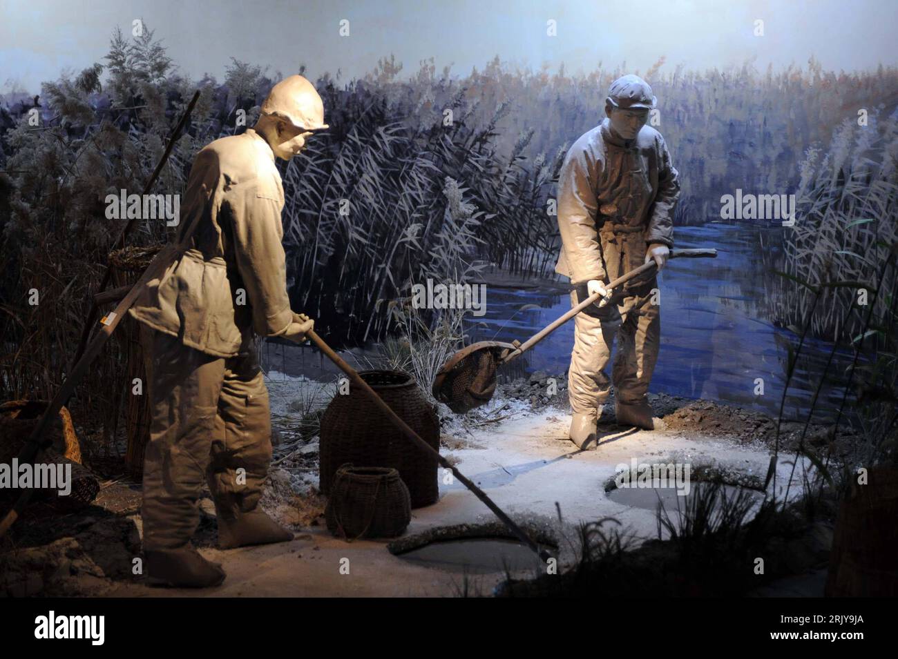 Bildnummer: 52480455 Datum: 31.03.2008 Copyright: imago/Xinhua Figuren von Bauern in einem Diorama im - Wetland Museum - in Tianjin - PUBLICATIONxNOTxINxCHN, Objekte; 2008, Tianjin, Cina, Bauer, Exponat, Ausstellung,; , quer, Kbdig, Gruppenbild, , Asien Foto Stock